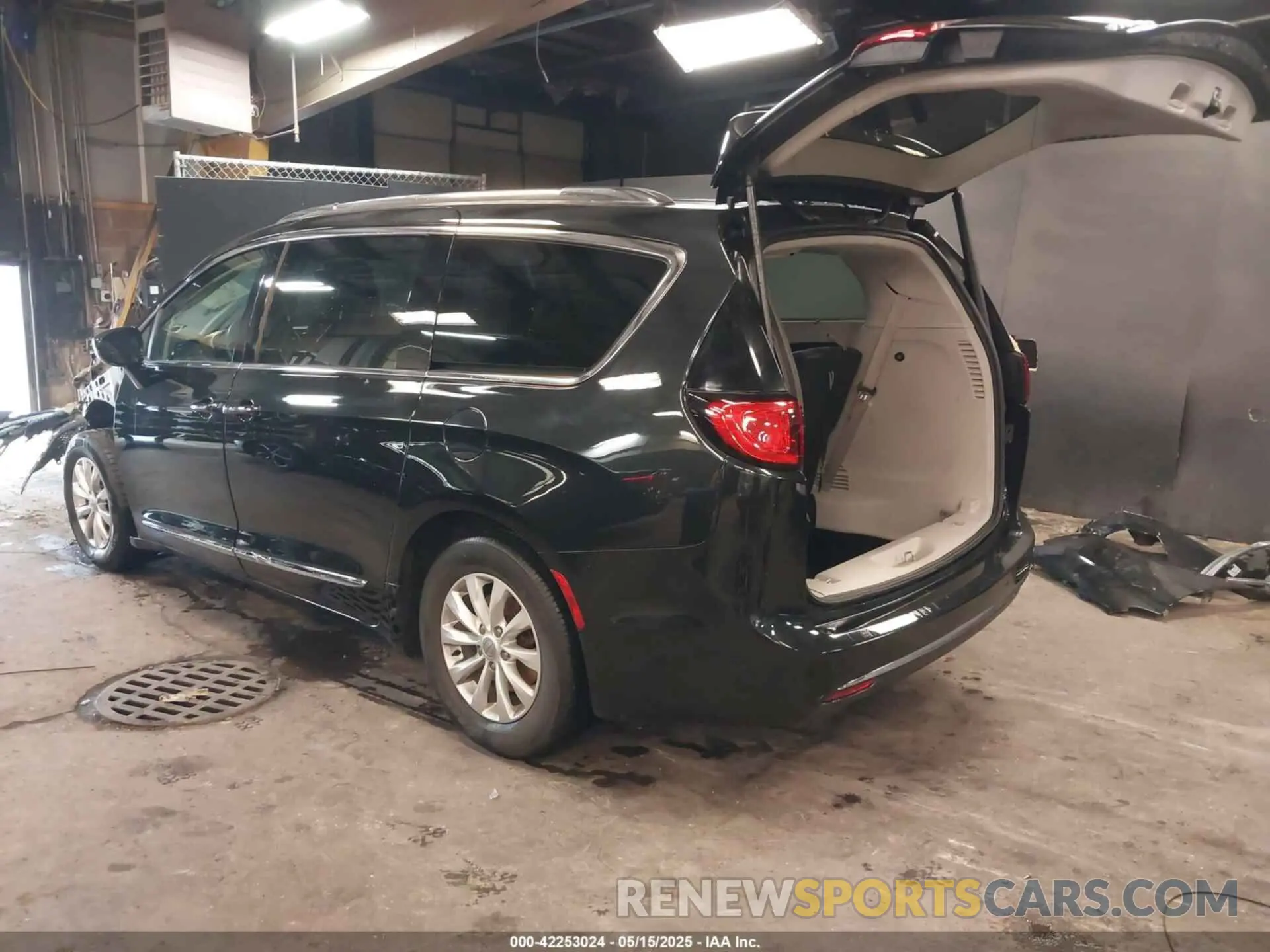3 Photograph of a damaged car 2C4RC1BG2KR604527 CHRYSLER PACIFICA 2019