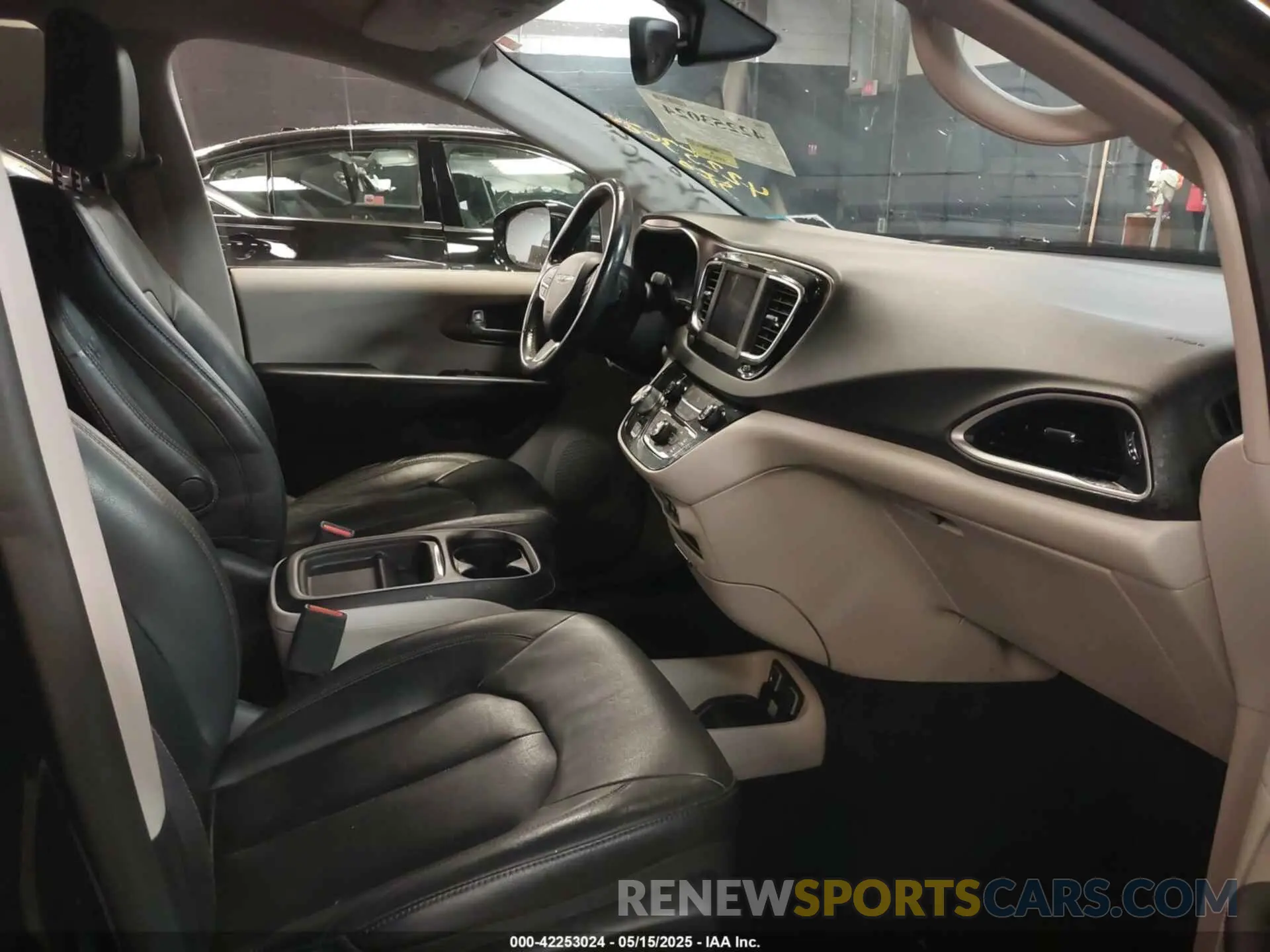 5 Photograph of a damaged car 2C4RC1BG2KR604527 CHRYSLER PACIFICA 2019