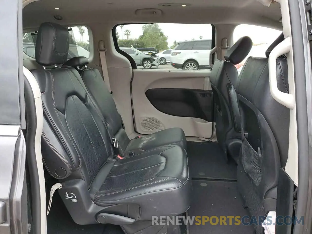 10 Photograph of a damaged car 2C4RC1BG2KR627886 CHRYSLER PACIFICA 2019