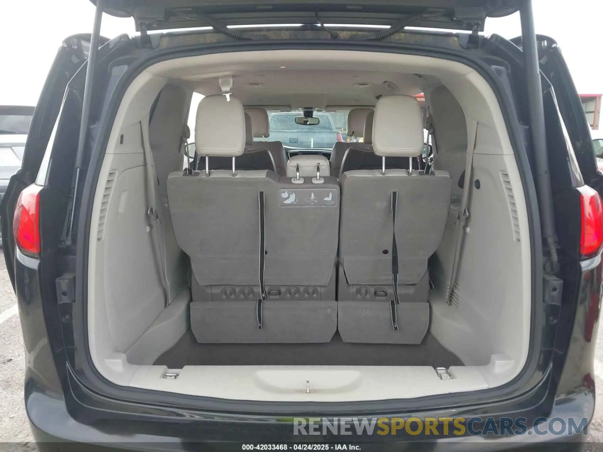 17 Фотография поврежденного автомобиля 2C4RC1BG3KR597314 CHRYSLER PACIFICA 2019