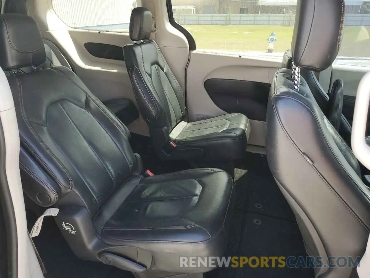 11 Photograph of a damaged car 2C4RC1BG4KR626710 CHRYSLER PACIFICA 2019