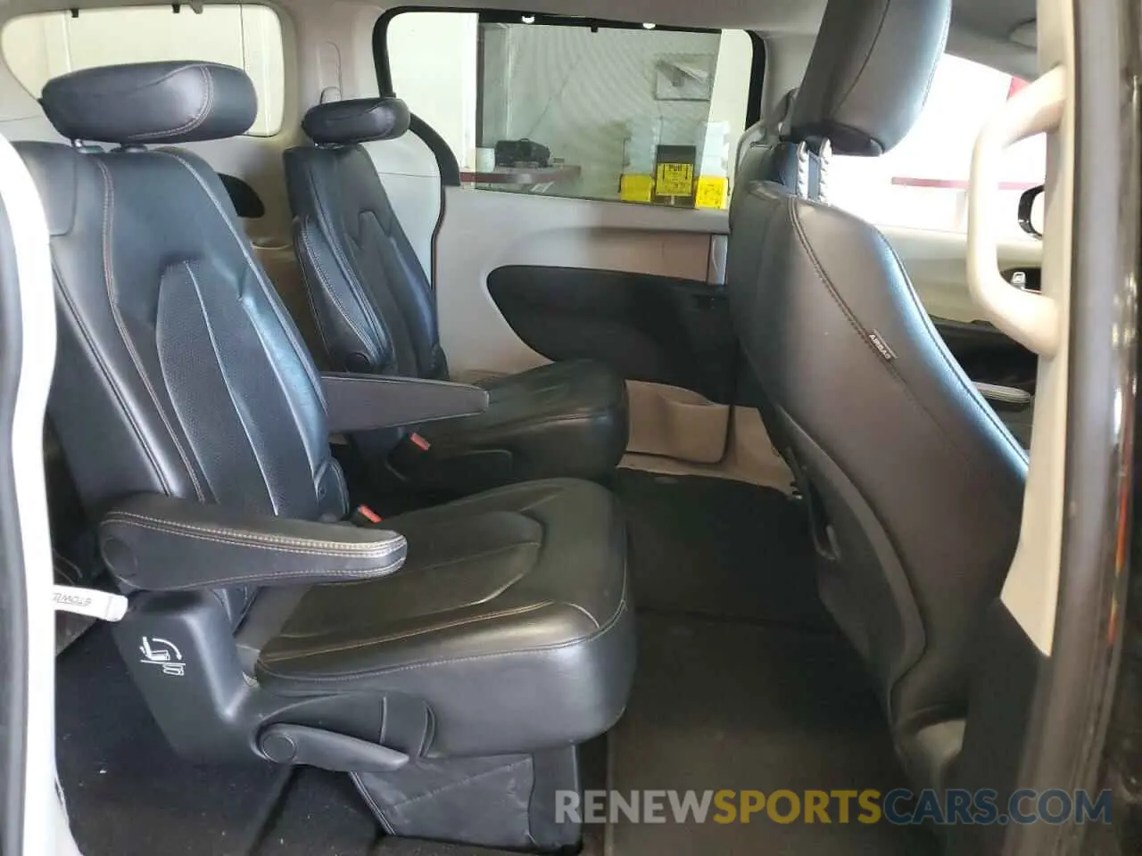 11 Photograph of a damaged car 2C4RC1BG5KR537728 CHRYSLER PACIFICA 2019