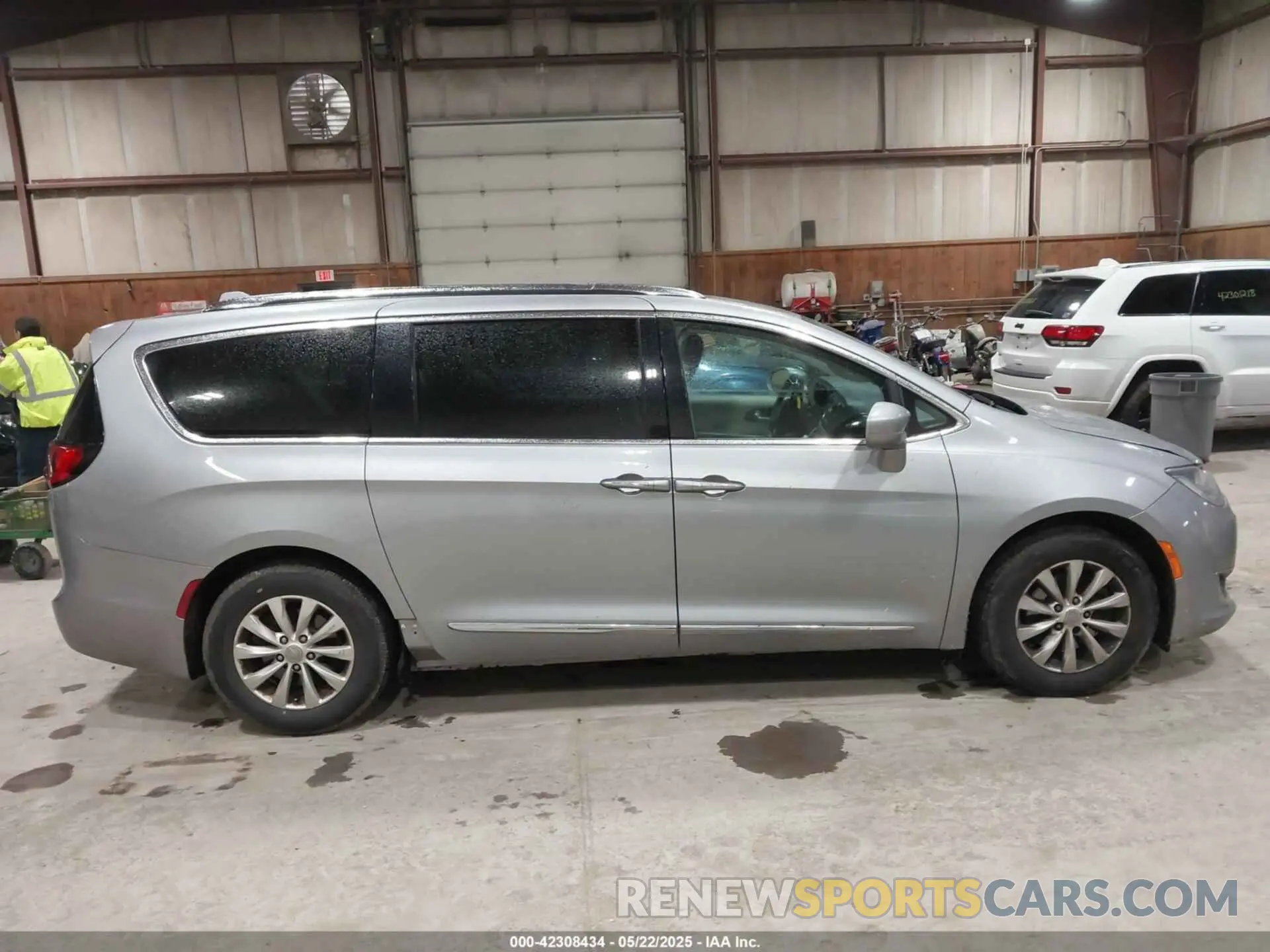 13 Фотография поврежденного автомобиля 2C4RC1BG6KR550276 CHRYSLER PACIFICA 2019