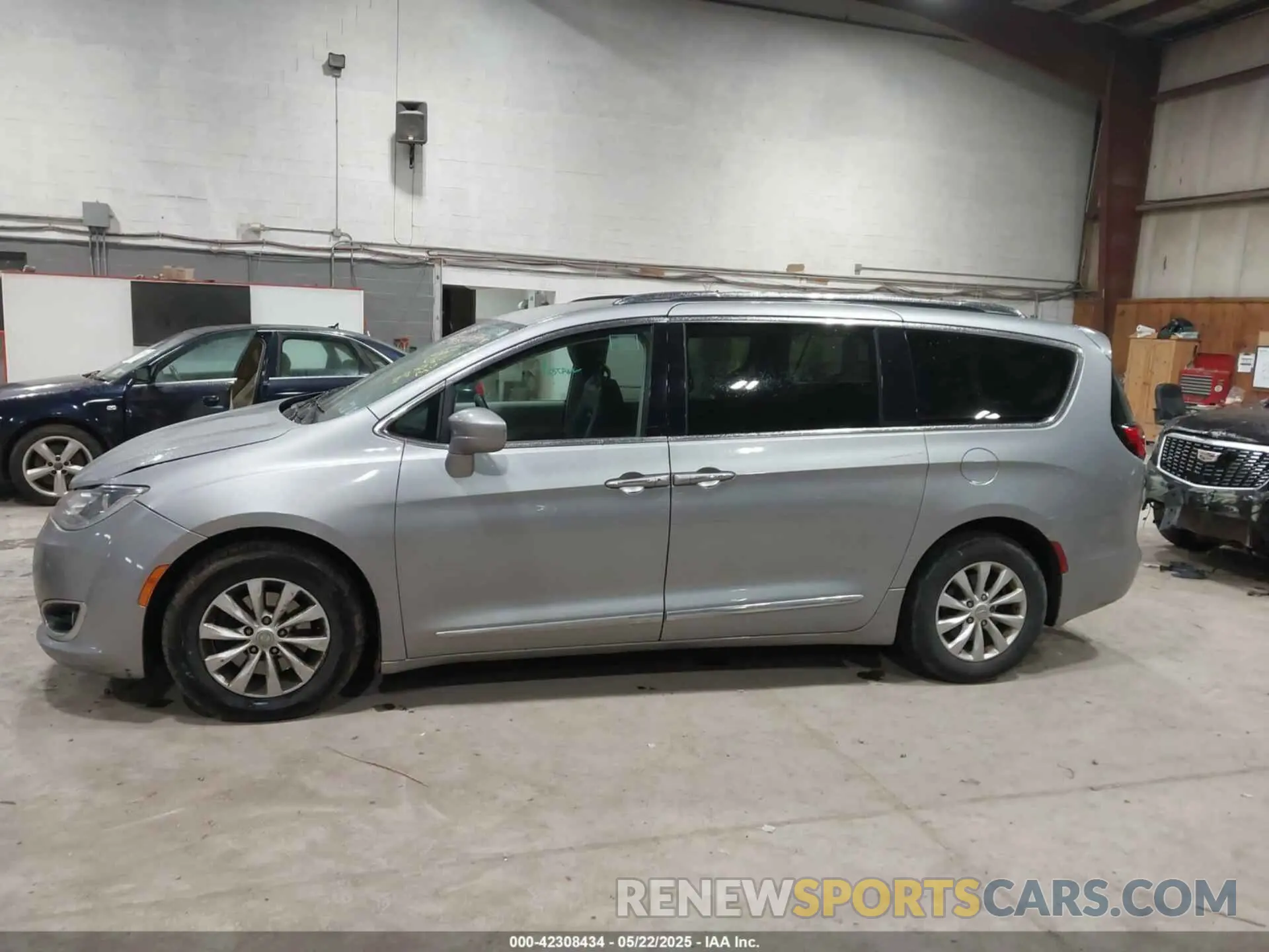 14 Фотография поврежденного автомобиля 2C4RC1BG6KR550276 CHRYSLER PACIFICA 2019