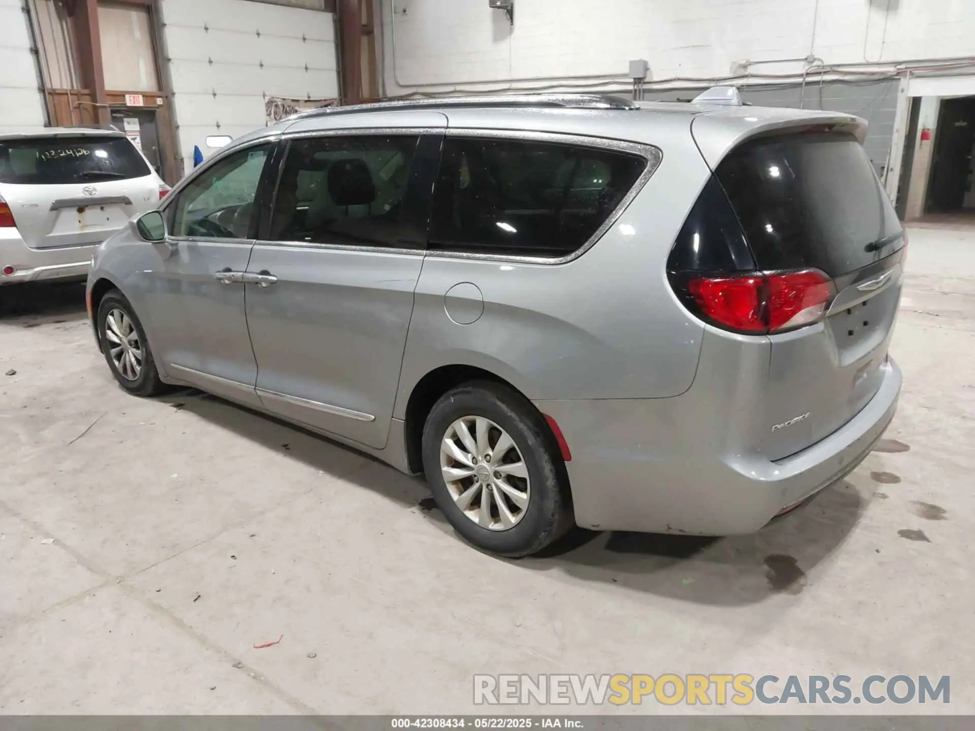 3 Фотография поврежденного автомобиля 2C4RC1BG6KR550276 CHRYSLER PACIFICA 2019