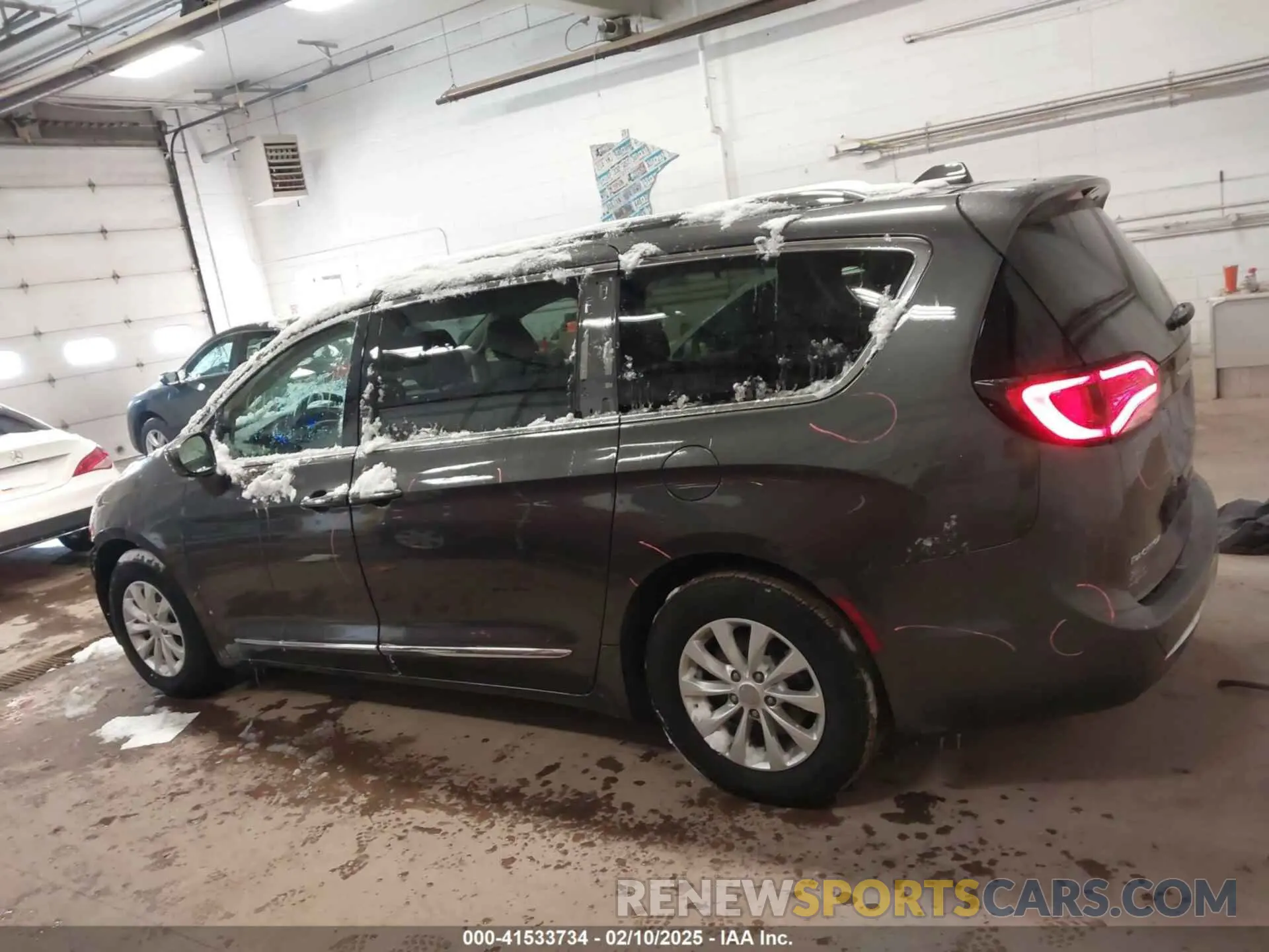 14 Photograph of a damaged car 2C4RC1BG6KR680879 CHRYSLER PACIFICA 2019