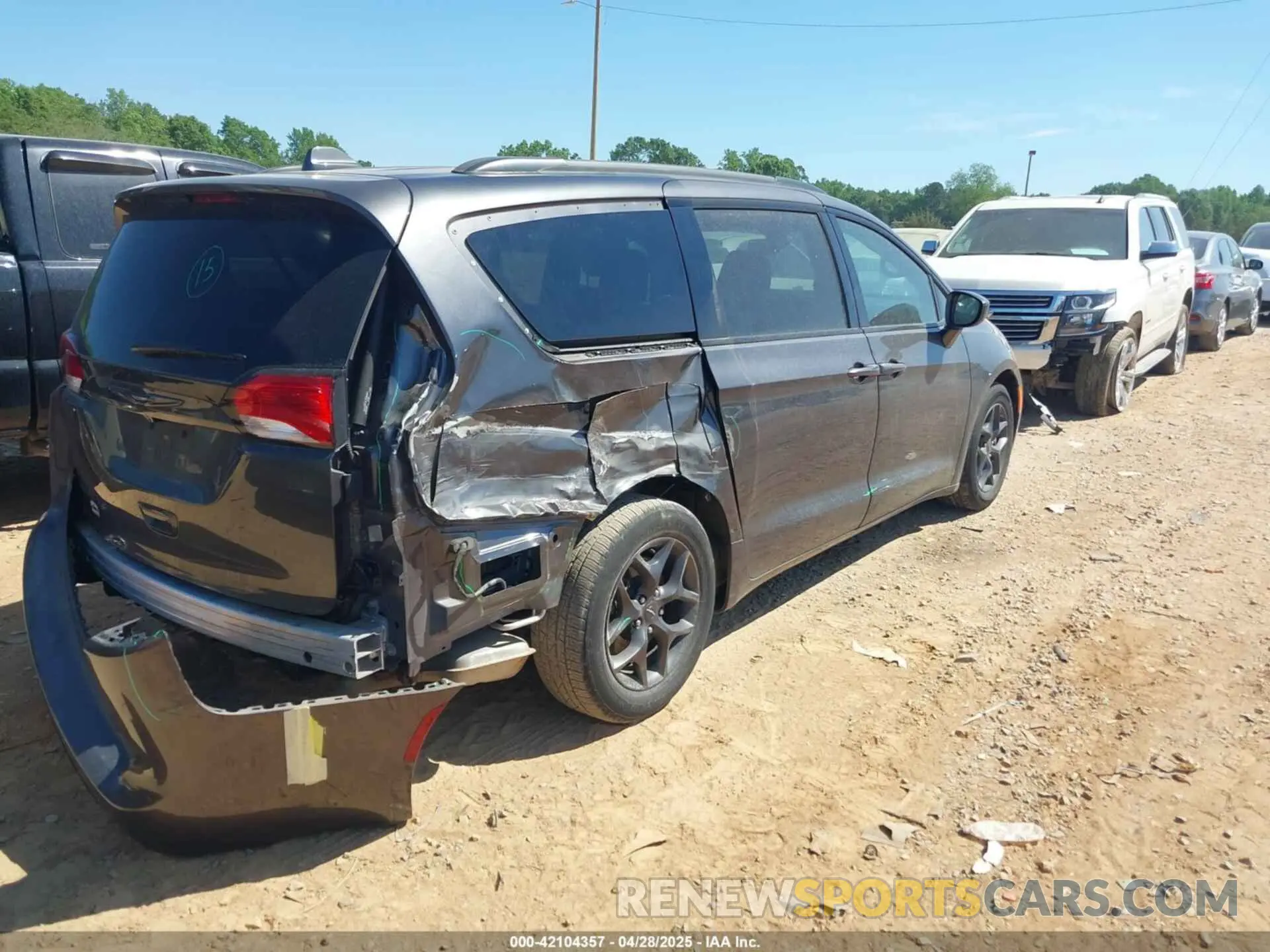 4 Photograph of a damaged car 2C4RC1BG7KR549220 CHRYSLER PACIFICA 2019