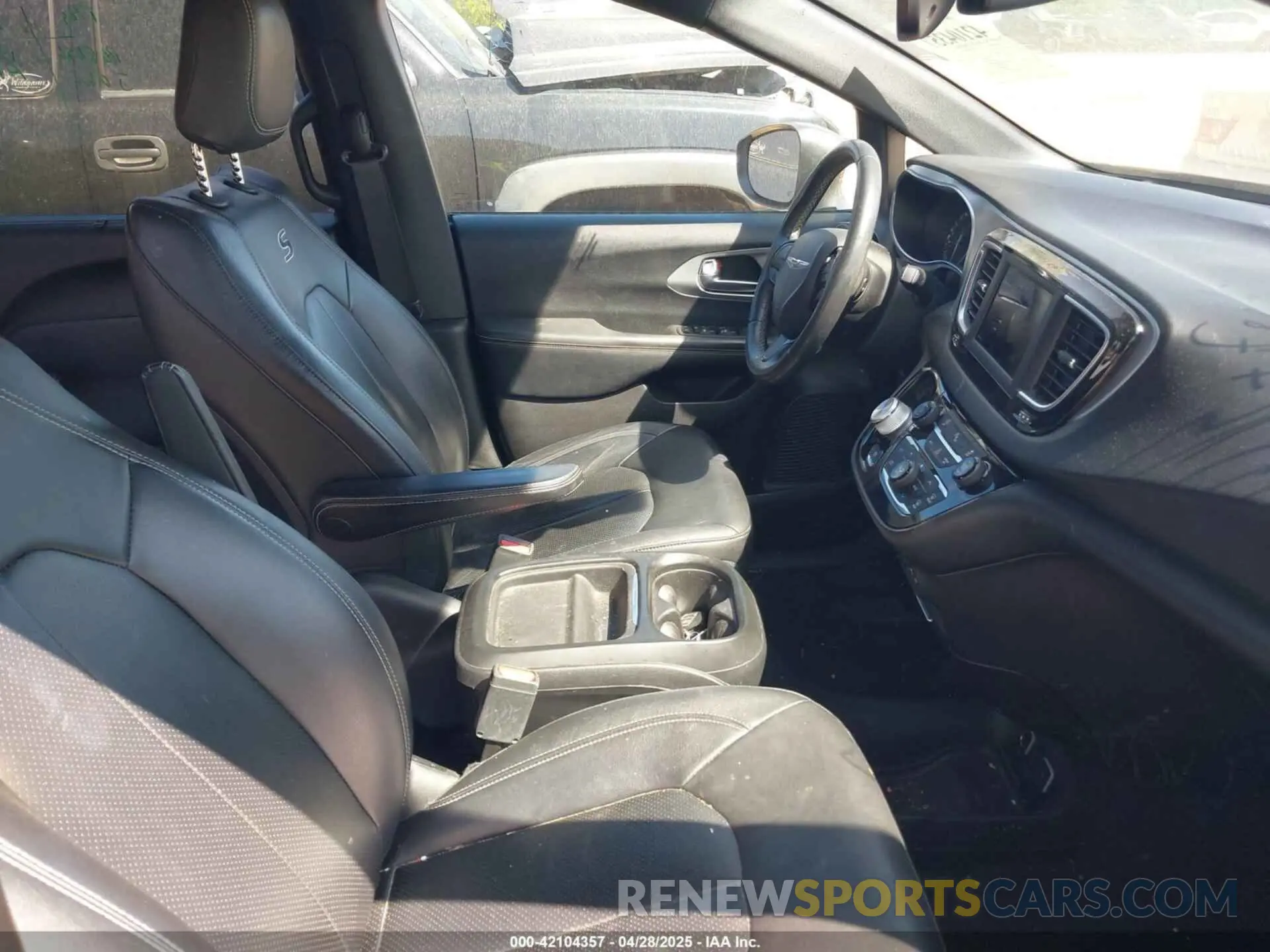 5 Photograph of a damaged car 2C4RC1BG7KR549220 CHRYSLER PACIFICA 2019