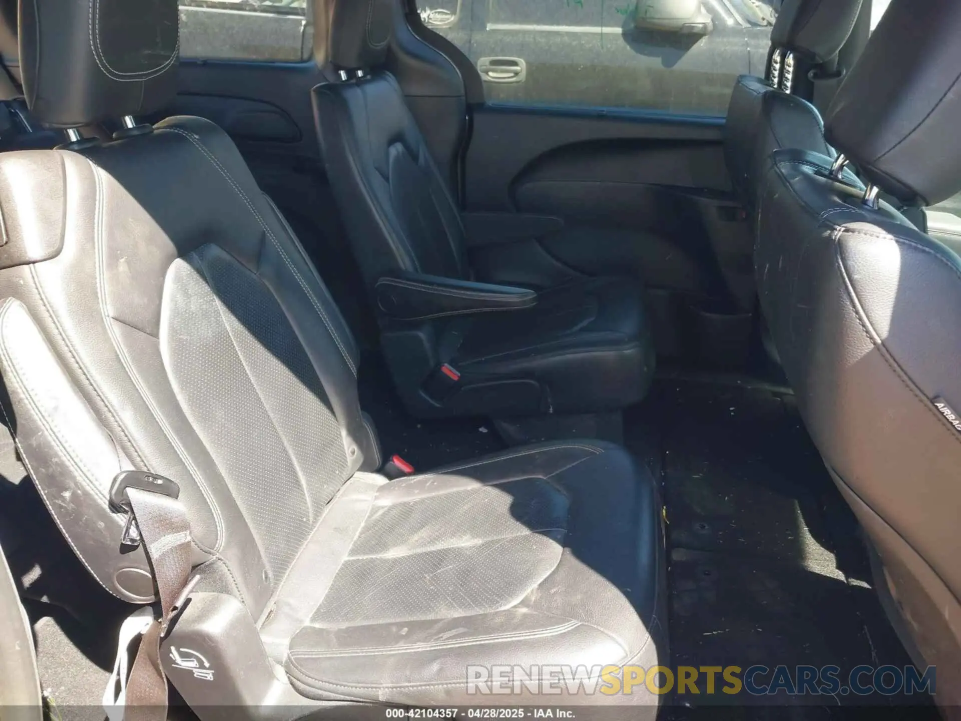 8 Photograph of a damaged car 2C4RC1BG7KR549220 CHRYSLER PACIFICA 2019