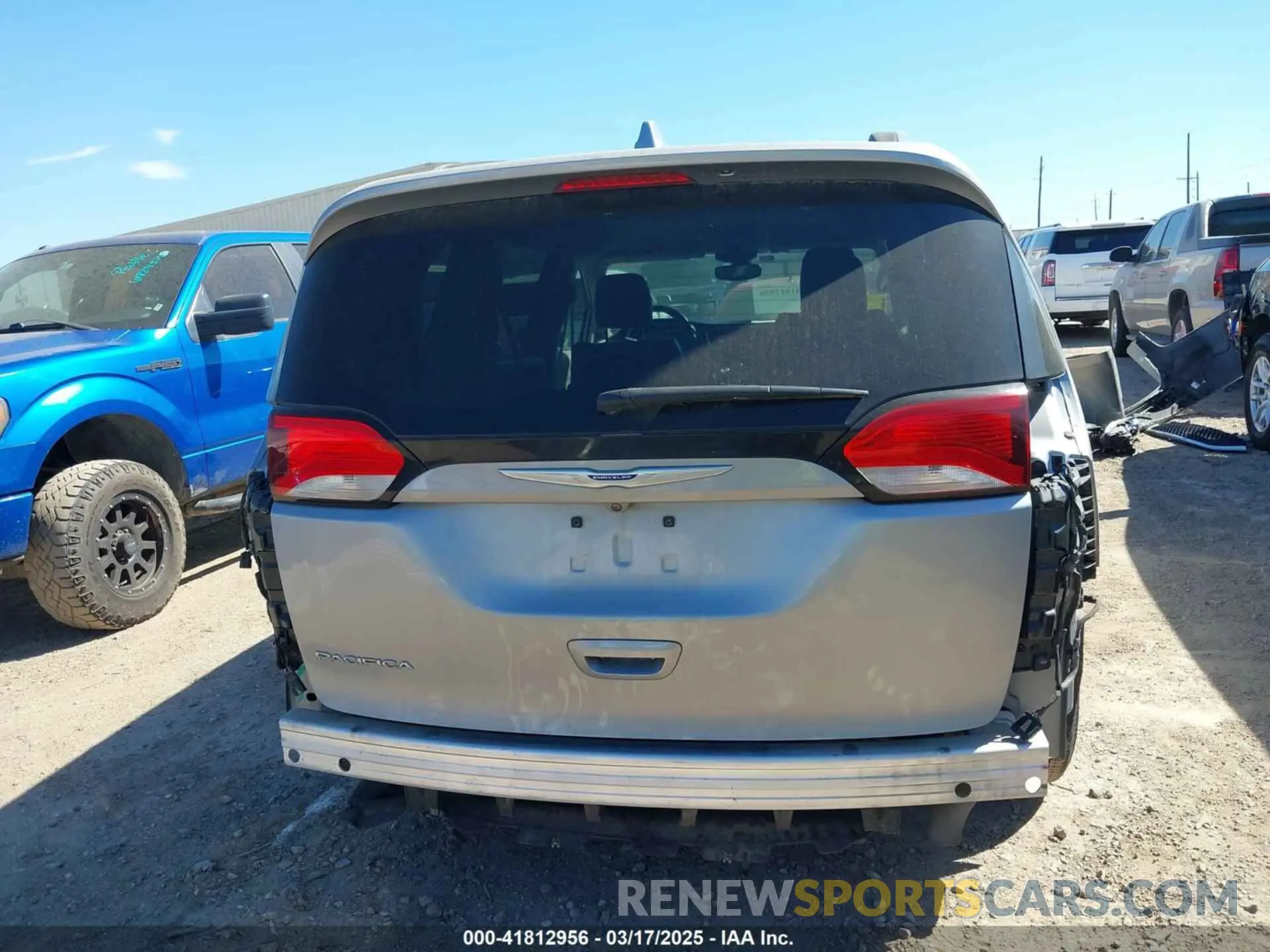 17 Фотография поврежденного автомобиля 2C4RC1BG7KR554739 CHRYSLER PACIFICA 2019