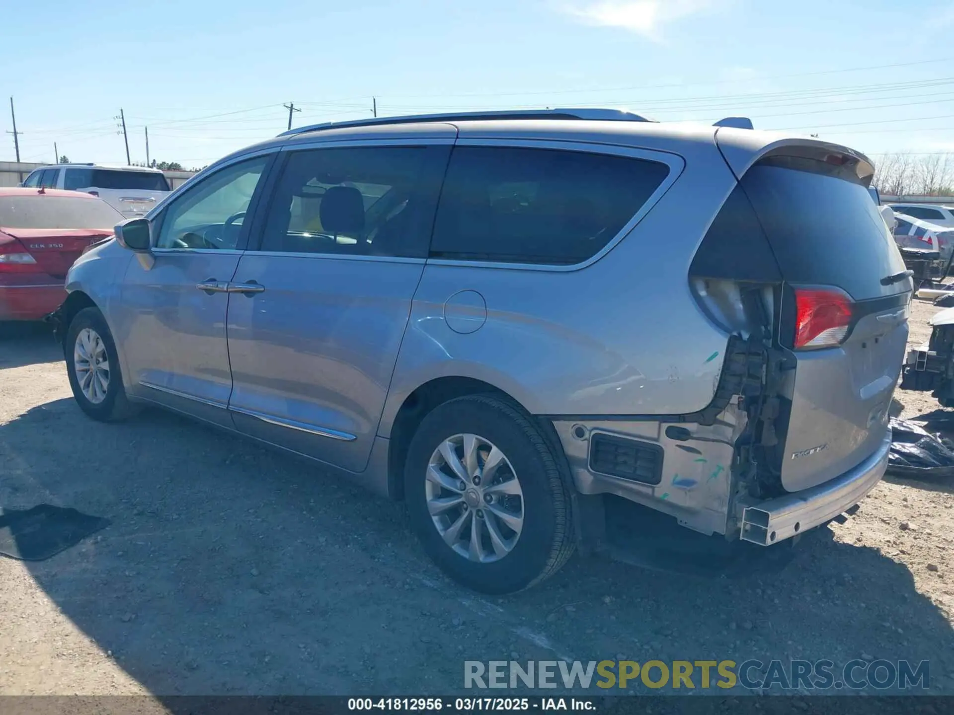 3 Фотография поврежденного автомобиля 2C4RC1BG7KR554739 CHRYSLER PACIFICA 2019
