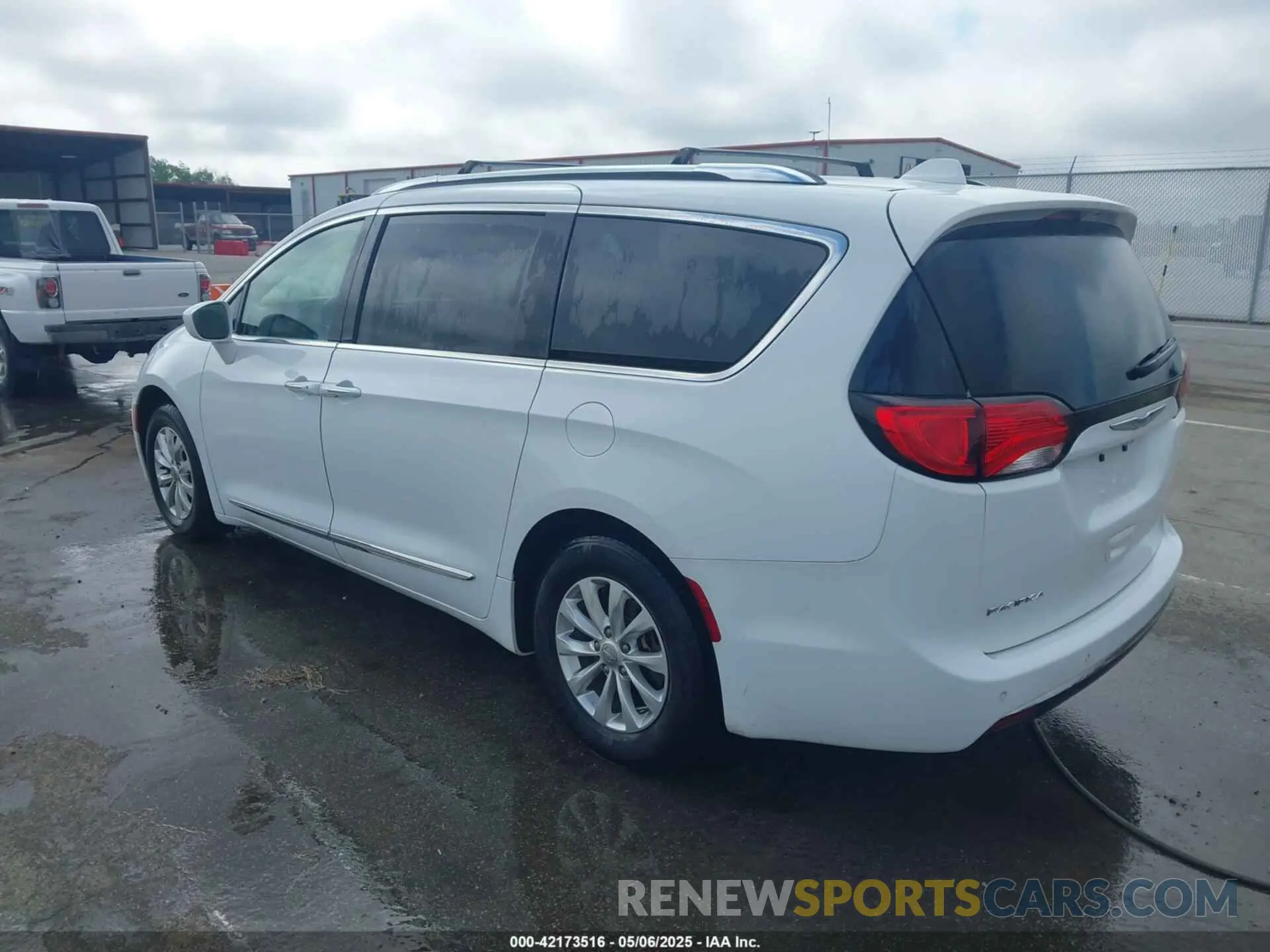 3 Фотография поврежденного автомобиля 2C4RC1BG7KR556247 CHRYSLER PACIFICA 2019