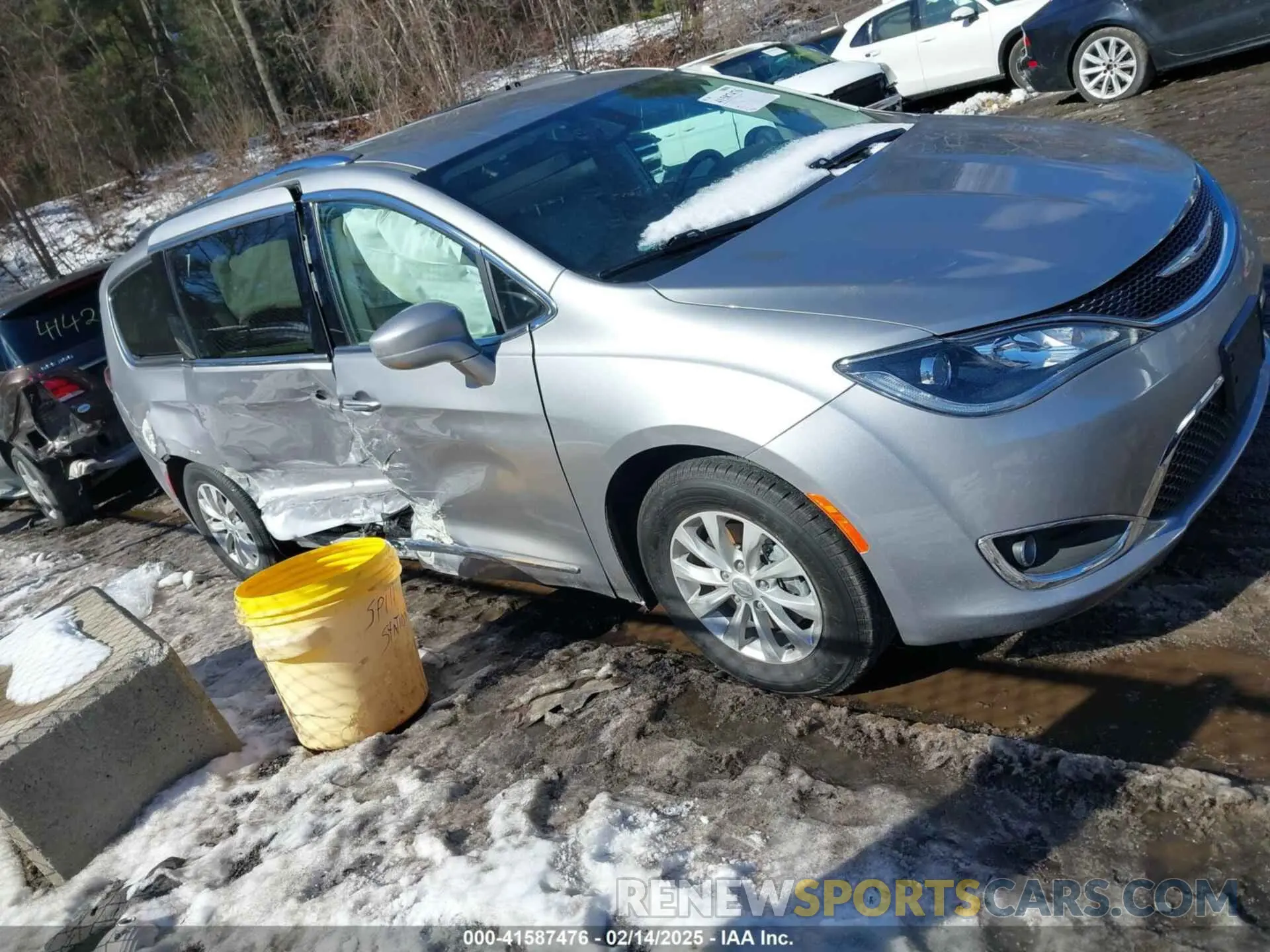 13 Photograph of a damaged car 2C4RC1BG8KR523872 CHRYSLER PACIFICA 2019