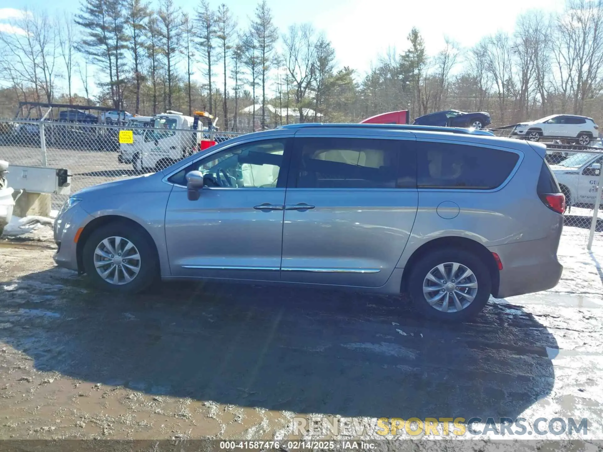 14 Photograph of a damaged car 2C4RC1BG8KR523872 CHRYSLER PACIFICA 2019