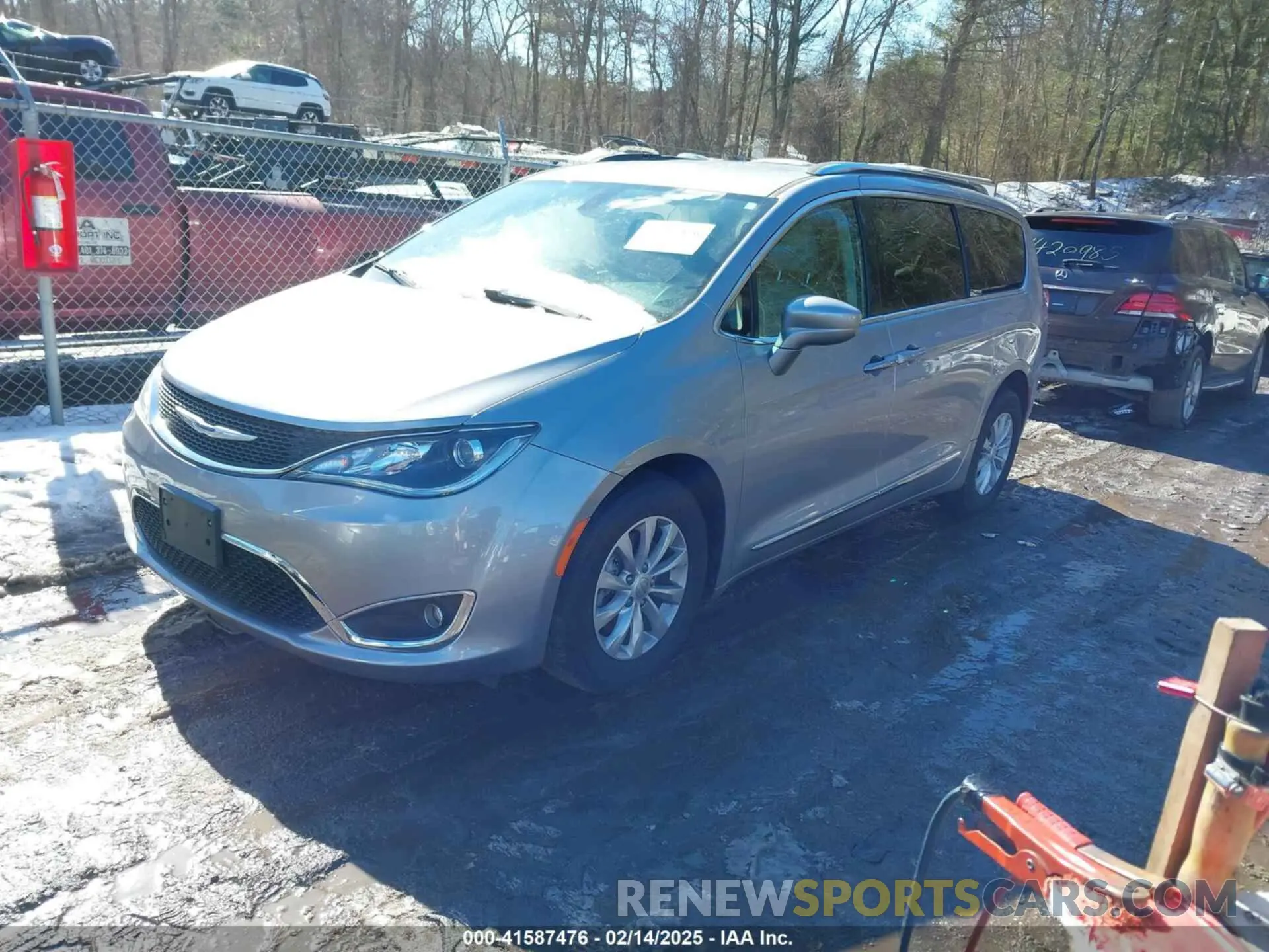 2 Photograph of a damaged car 2C4RC1BG8KR523872 CHRYSLER PACIFICA 2019
