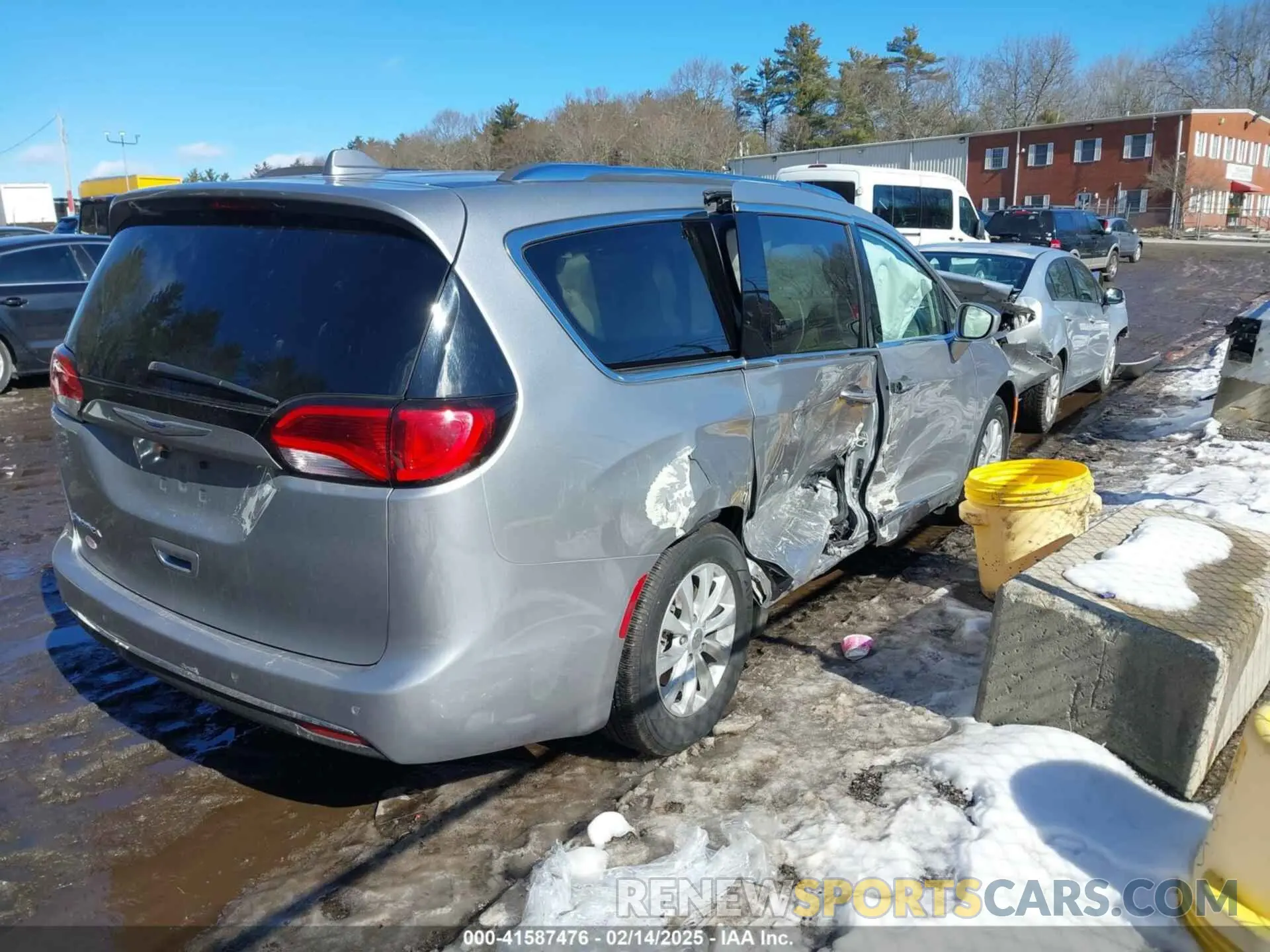4 Photograph of a damaged car 2C4RC1BG8KR523872 CHRYSLER PACIFICA 2019