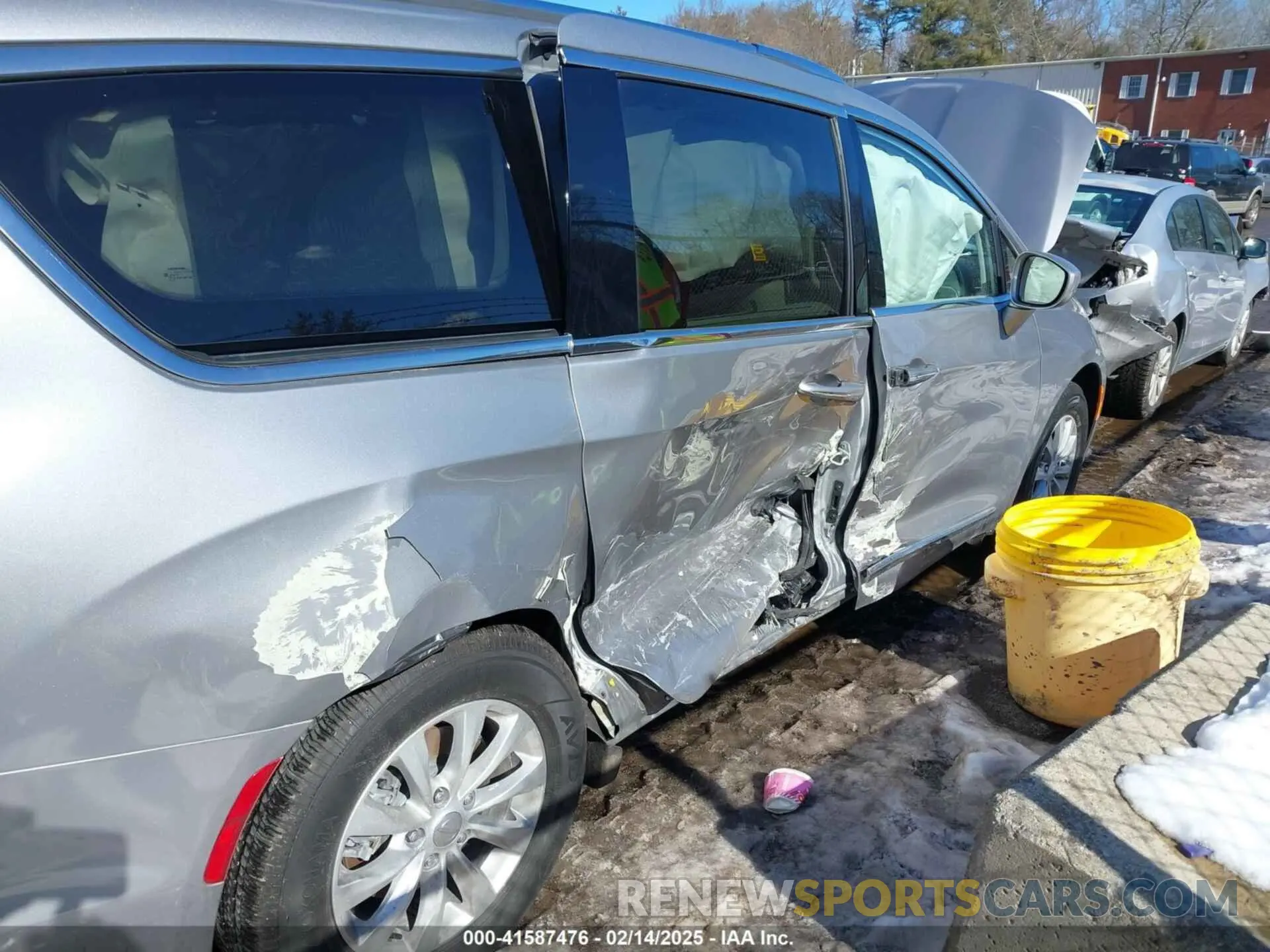 6 Photograph of a damaged car 2C4RC1BG8KR523872 CHRYSLER PACIFICA 2019
