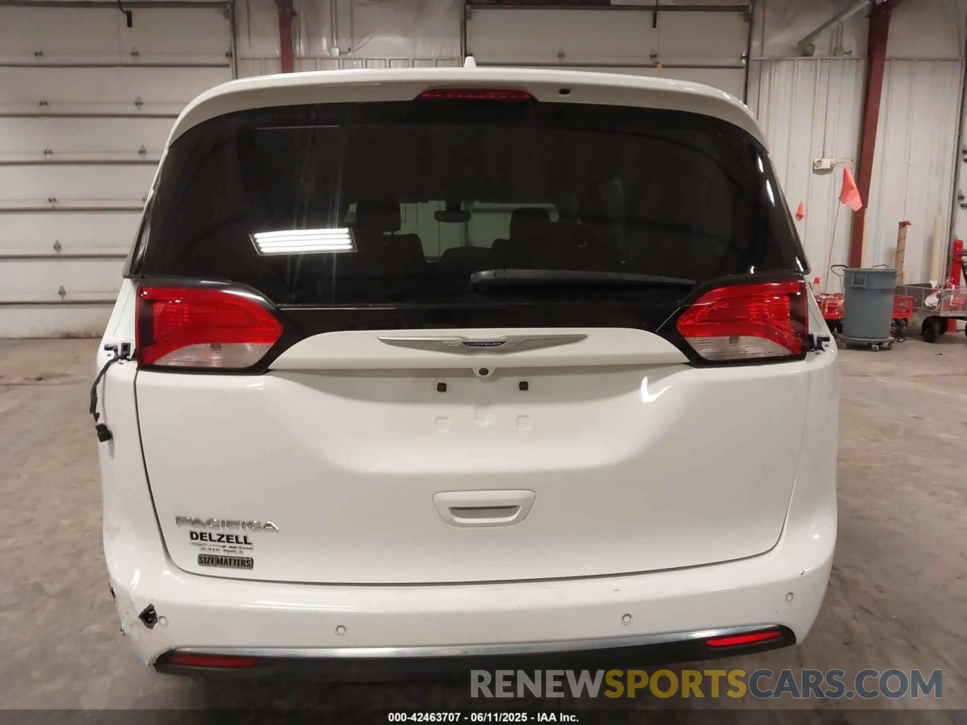 17 Photograph of a damaged car 2C4RC1BG9KR508541 CHRYSLER PACIFICA 2019