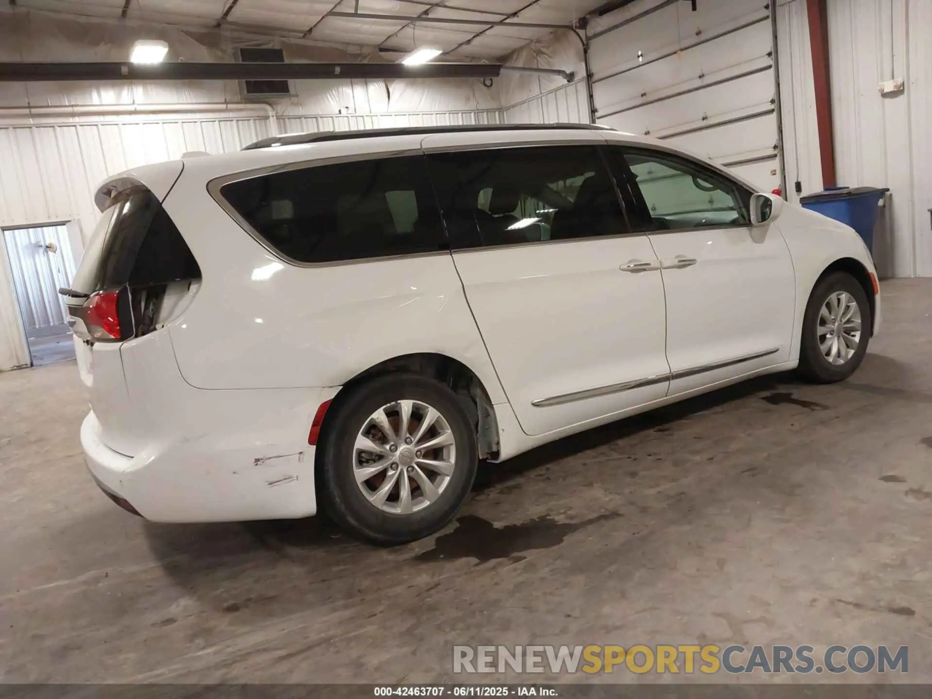 4 Photograph of a damaged car 2C4RC1BG9KR508541 CHRYSLER PACIFICA 2019