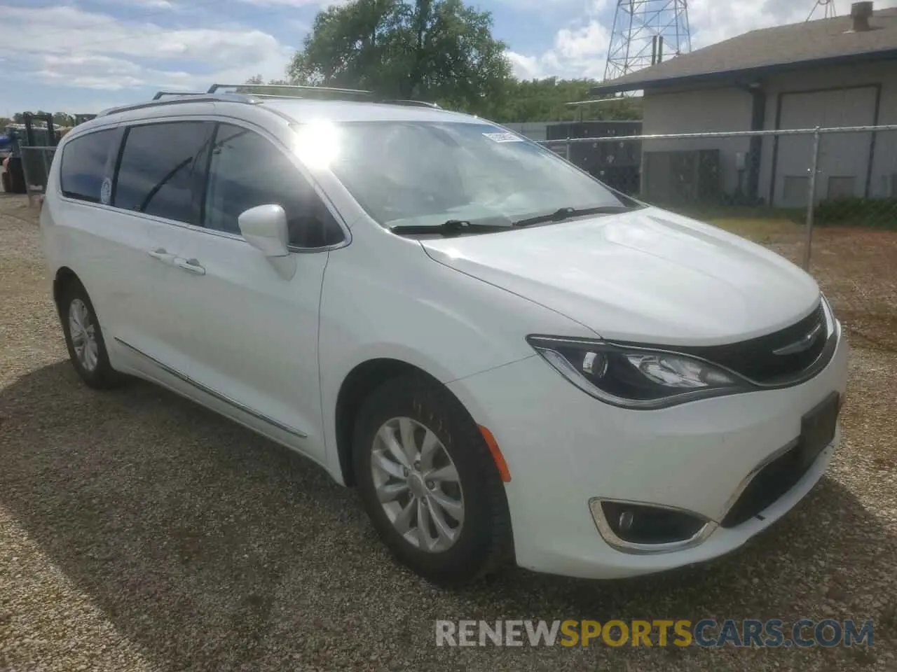 4 Photograph of a damaged car 2C4RC1BG9KR731372 CHRYSLER PACIFICA 2019