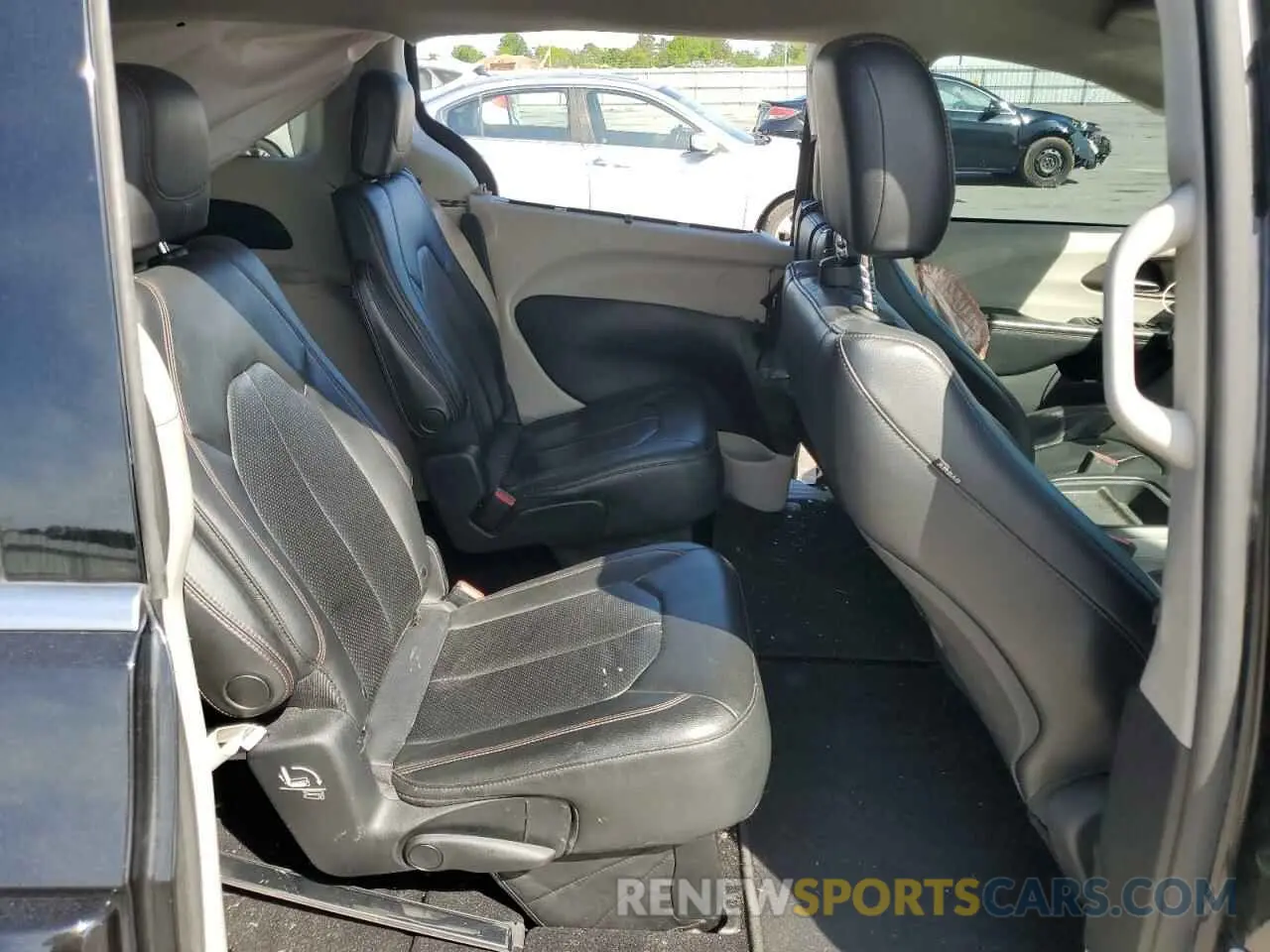 11 Фотография поврежденного автомобиля 2C4RC1BG9KR732456 CHRYSLER PACIFICA 2019