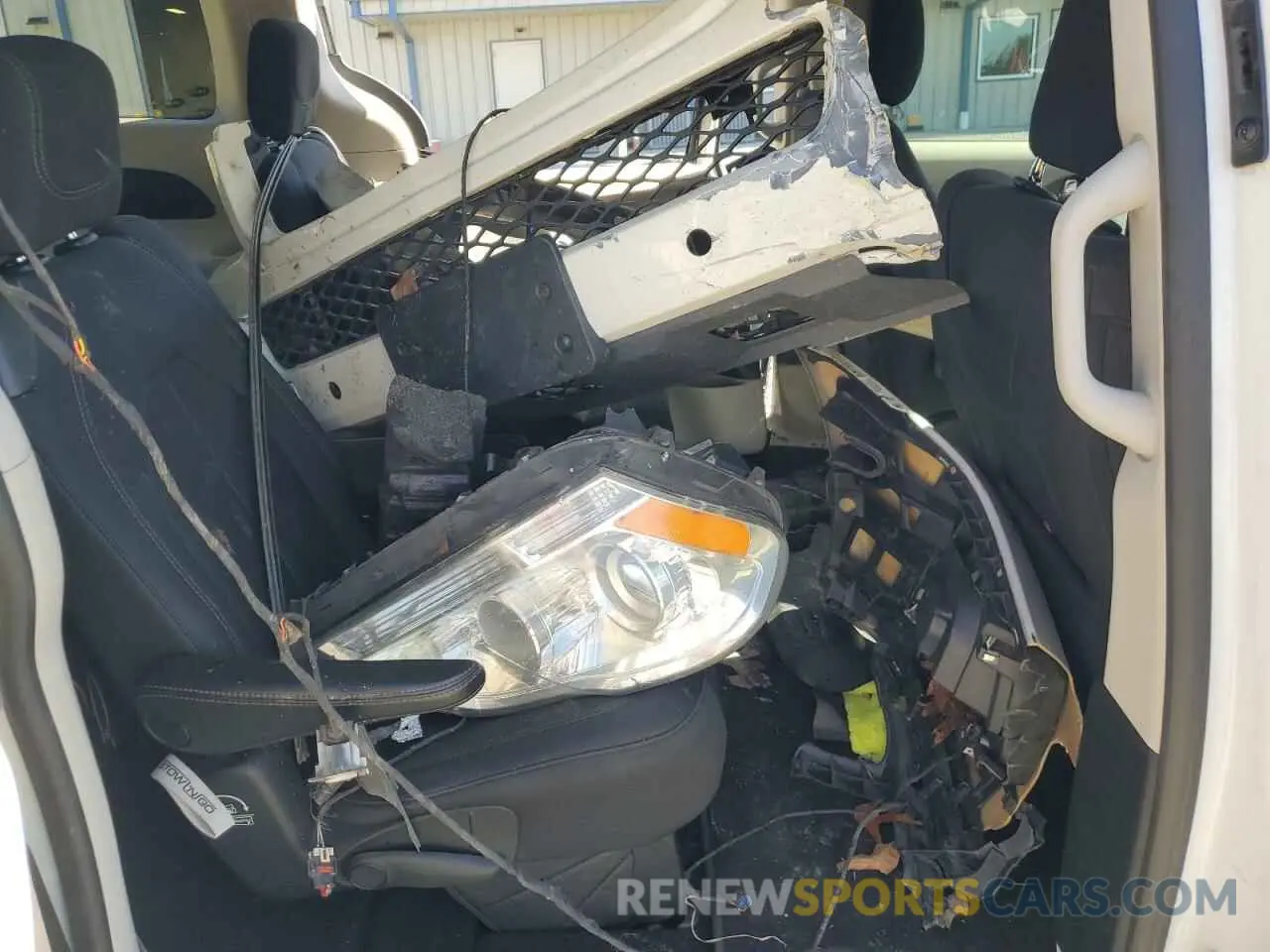 11 Photograph of a damaged car 2C4RC1CG1KR628428 CHRYSLER PACIFICA 2019