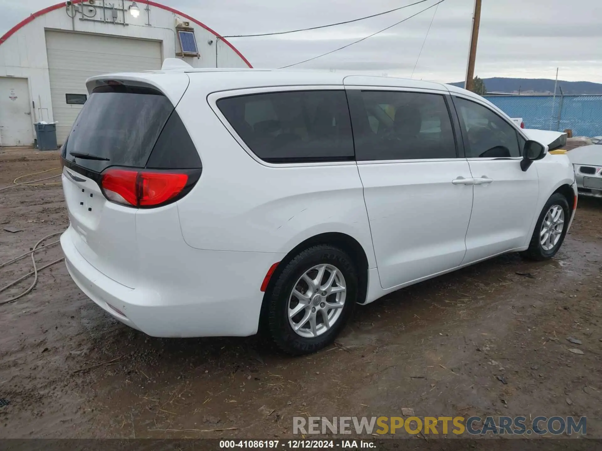 4 Photograph of a damaged car 2C4RC1CG5KR666552 CHRYSLER PACIFICA 2019