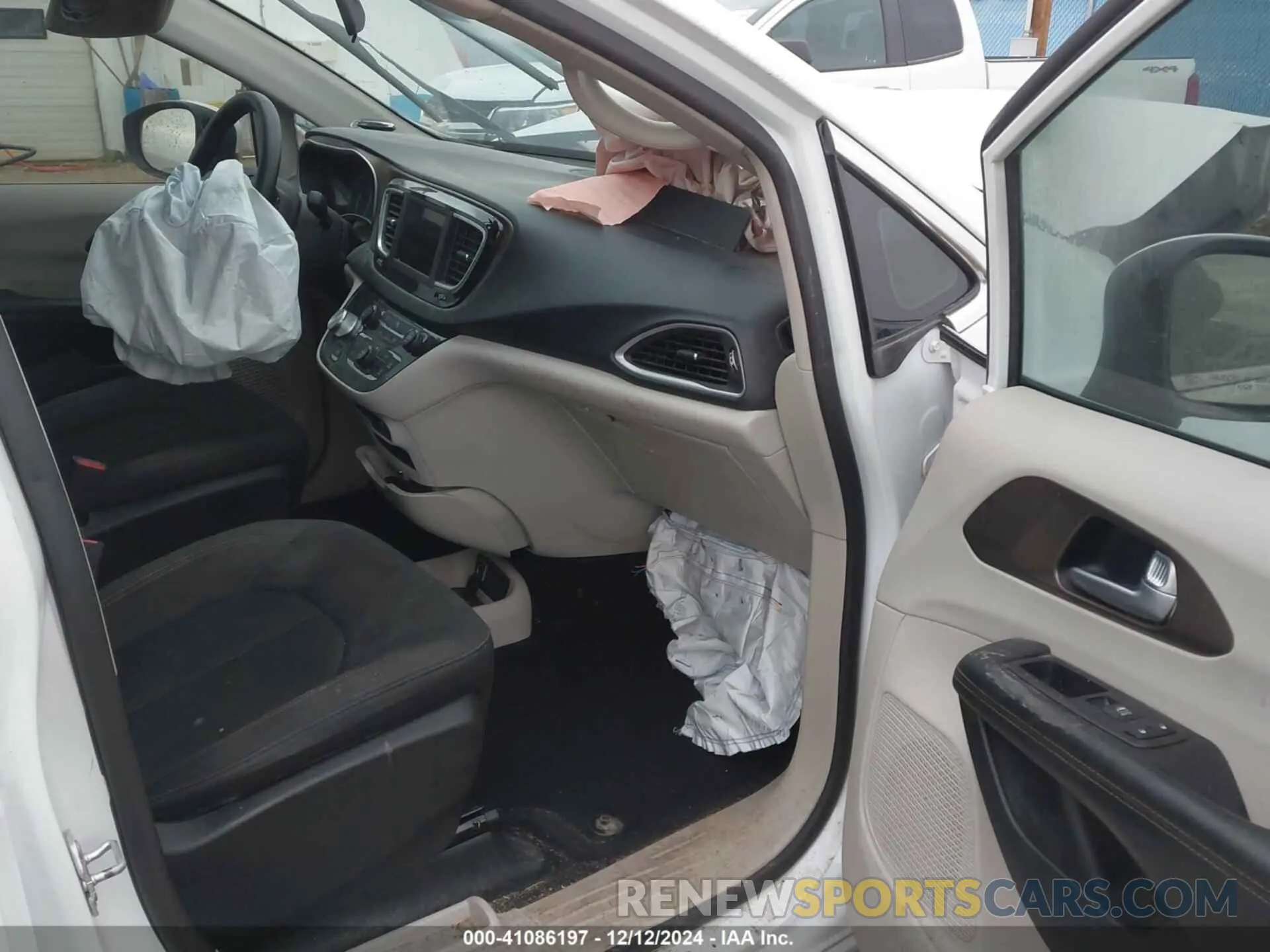5 Photograph of a damaged car 2C4RC1CG5KR666552 CHRYSLER PACIFICA 2019