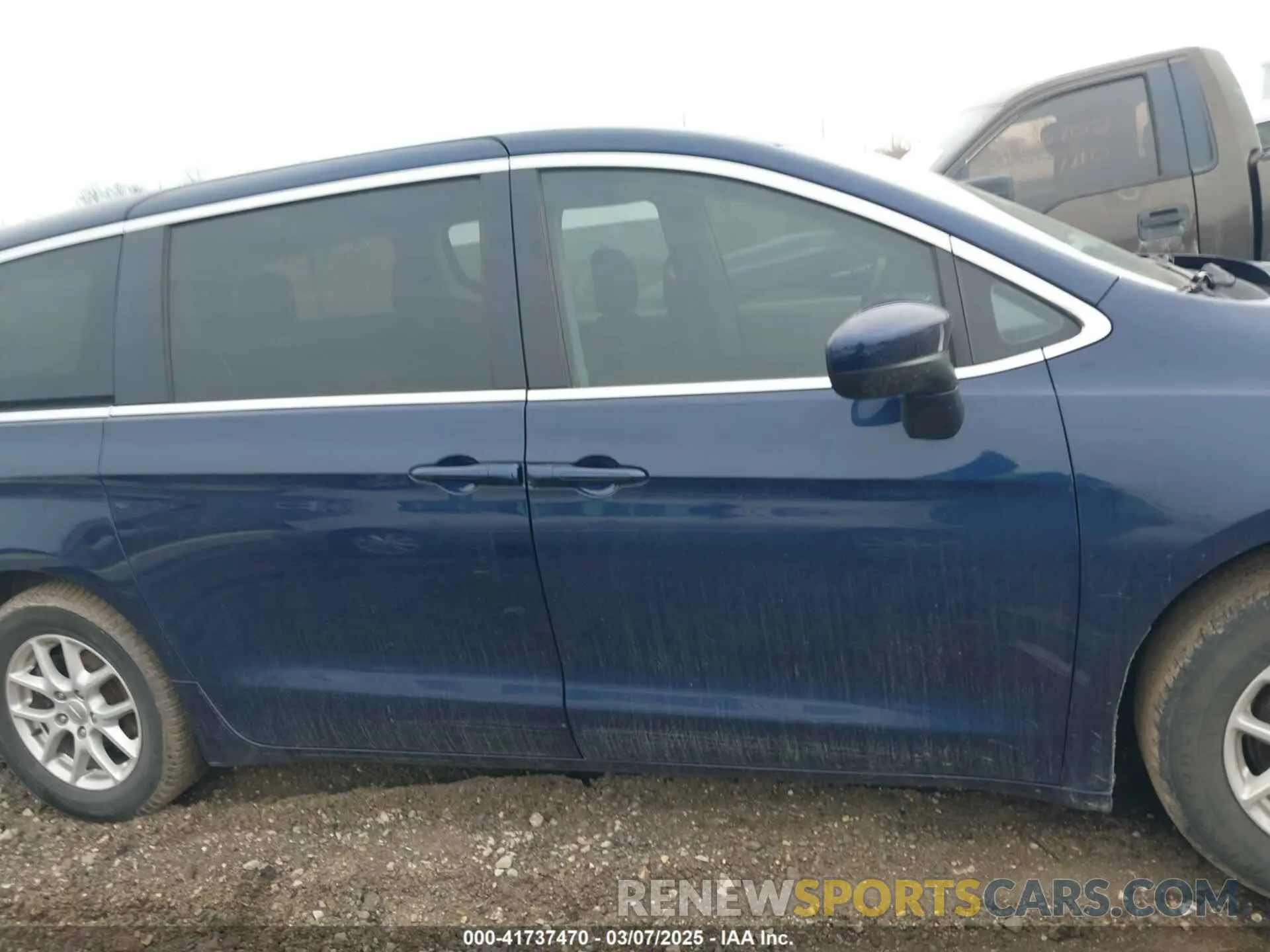 13 Photograph of a damaged car 2C4RC1CG7KR698323 CHRYSLER PACIFICA 2019