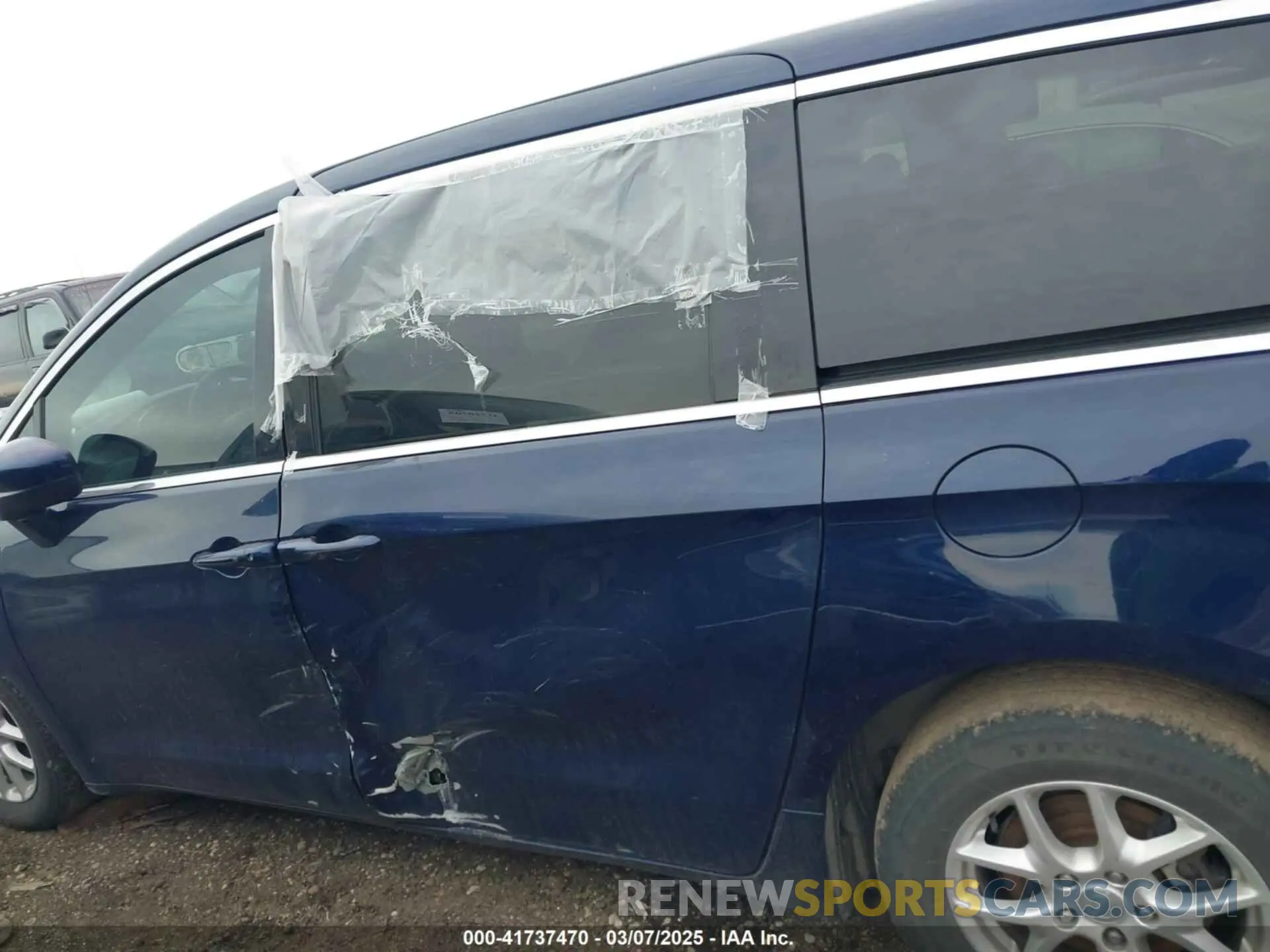 14 Photograph of a damaged car 2C4RC1CG7KR698323 CHRYSLER PACIFICA 2019