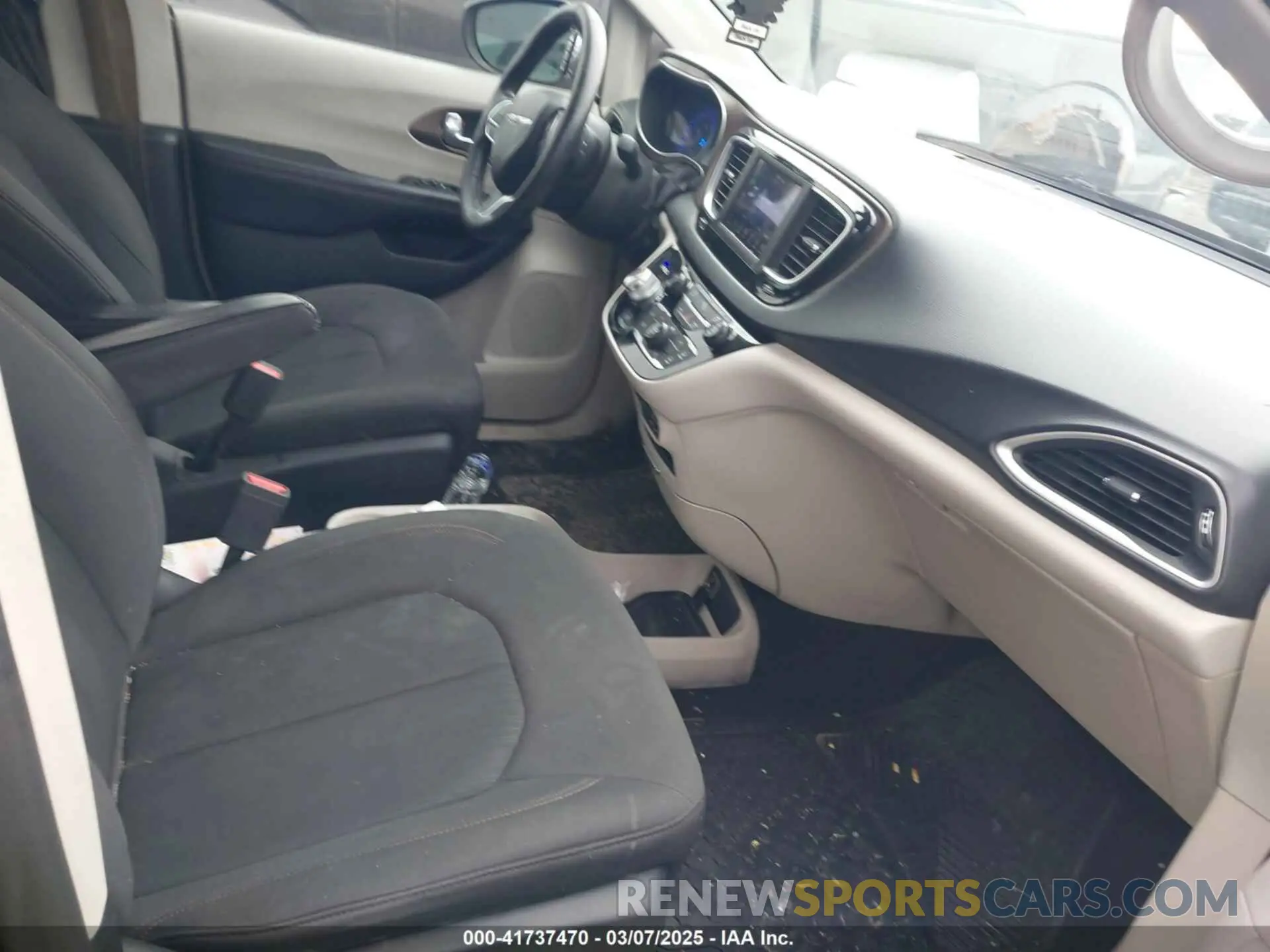 5 Photograph of a damaged car 2C4RC1CG7KR698323 CHRYSLER PACIFICA 2019