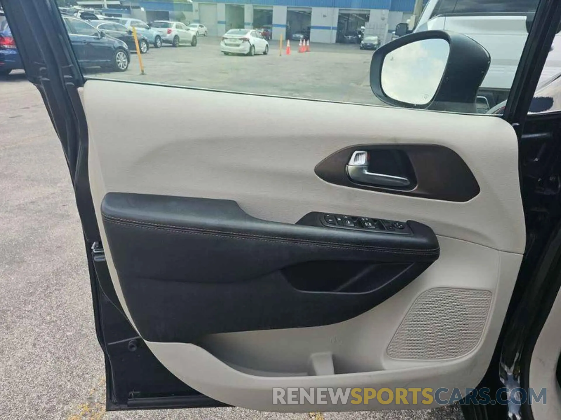 25 Photograph of a damaged car 2C4RC1DG6KR561193 CHRYSLER PACIFICA 2019