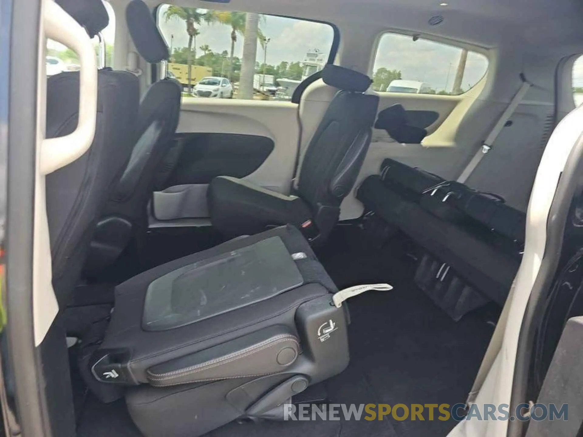 8 Photograph of a damaged car 2C4RC1DG6KR561193 CHRYSLER PACIFICA 2019