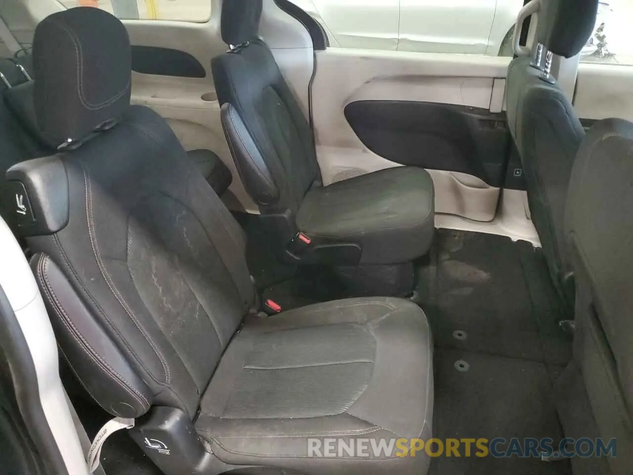 11 Фотография поврежденного автомобиля 2C4RC1DG6KR592766 CHRYSLER PACIFICA 2019