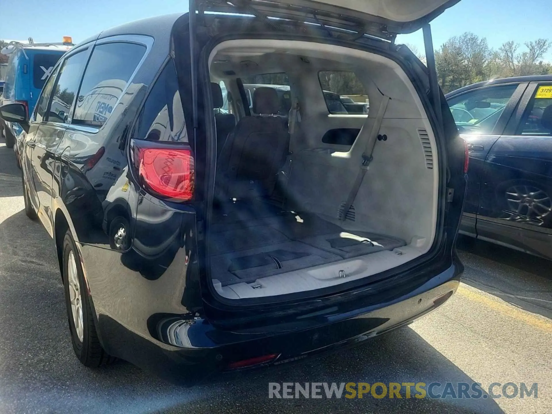5 Photograph of a damaged car 2C4RC1DG9KR652121 CHRYSLER PACIFICA 2019