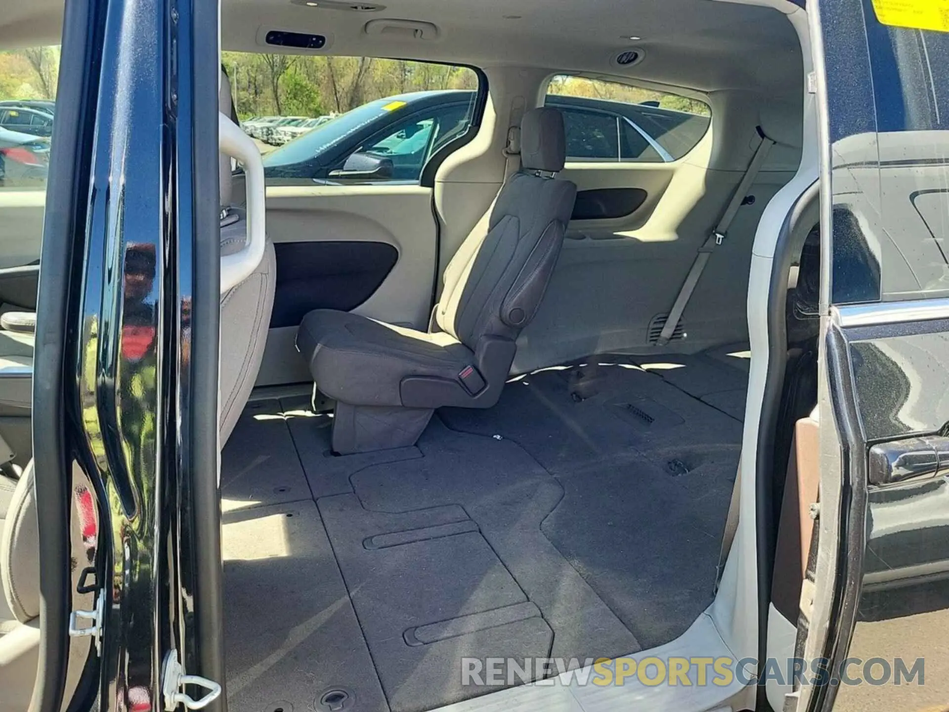 7 Photograph of a damaged car 2C4RC1DG9KR652121 CHRYSLER PACIFICA 2019