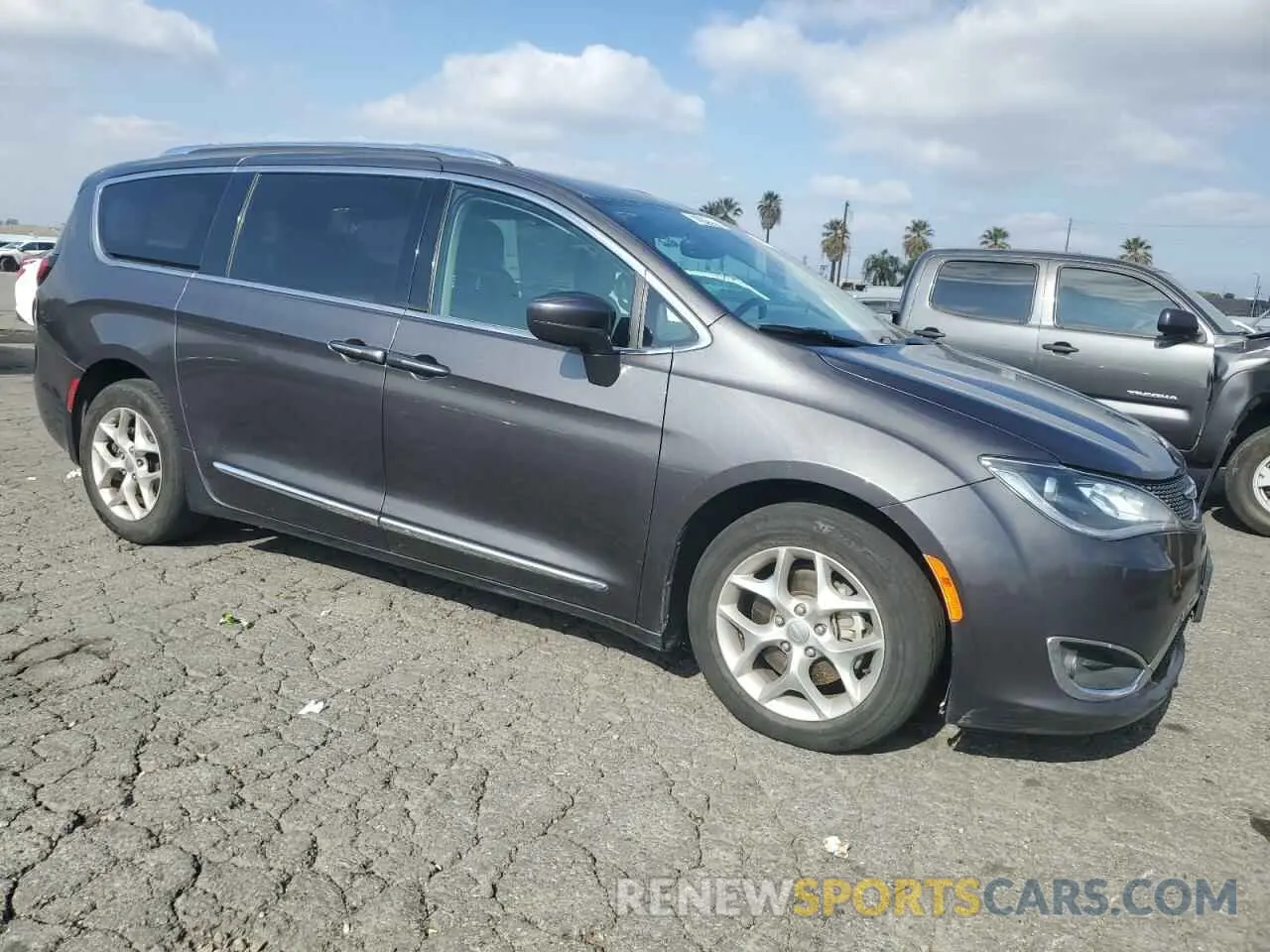 4 Фотография поврежденного автомобиля 2C4RC1EG1KR570527 CHRYSLER PACIFICA 2019