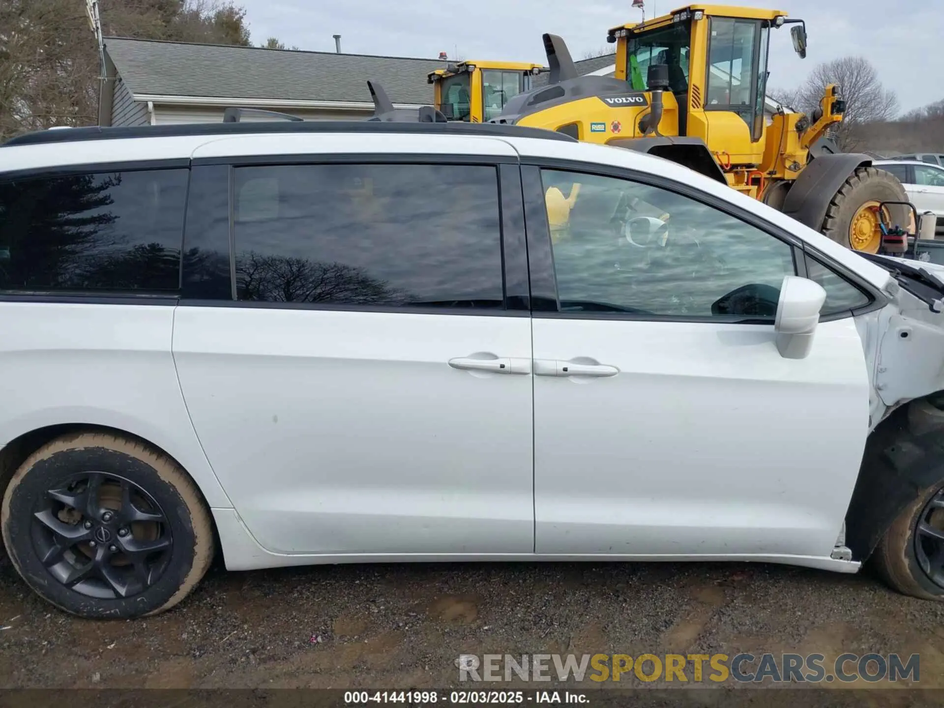 14 Photograph of a damaged car 2C4RC1EG5KR505566 CHRYSLER PACIFICA 2019