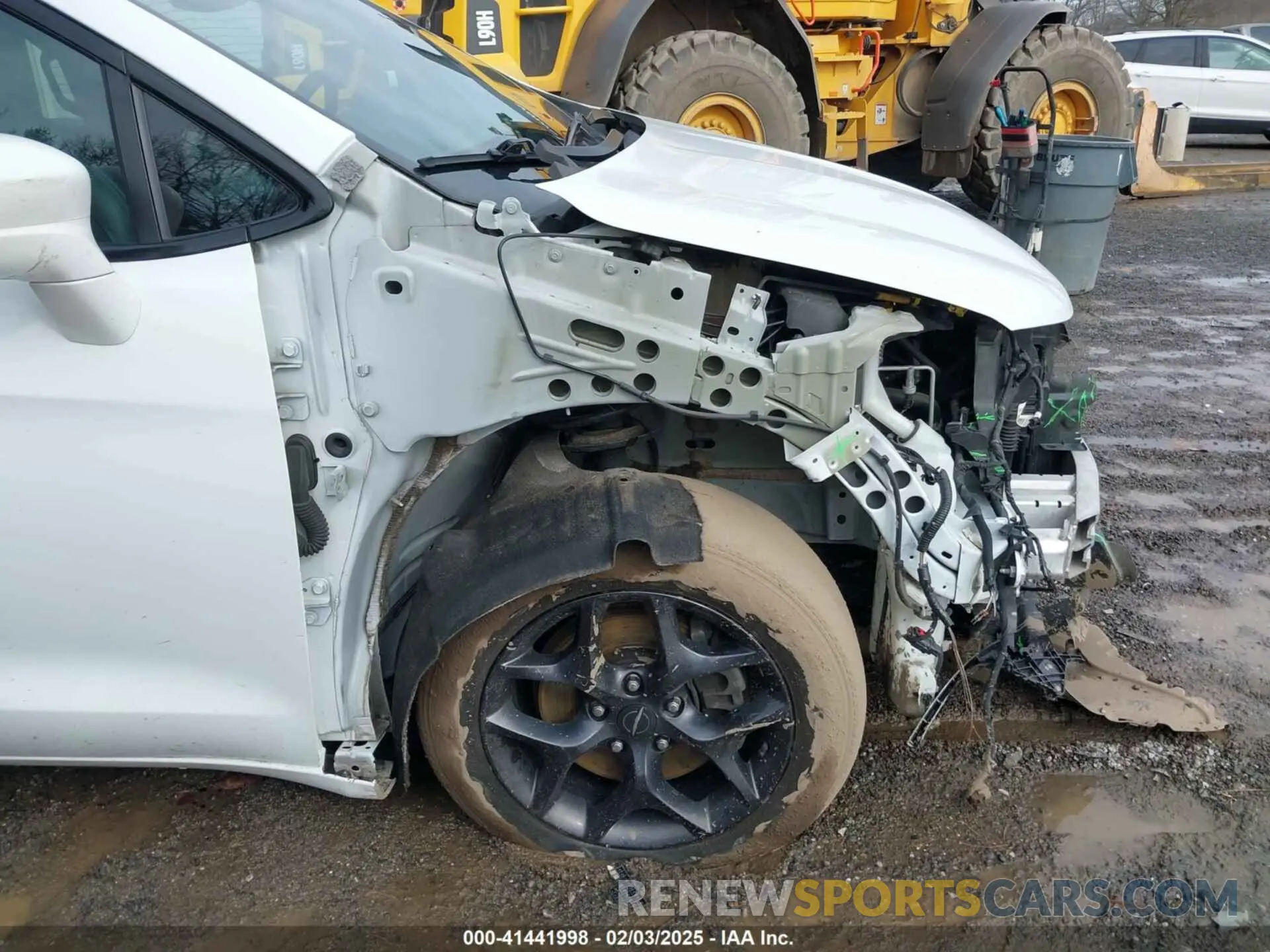 18 Photograph of a damaged car 2C4RC1EG5KR505566 CHRYSLER PACIFICA 2019