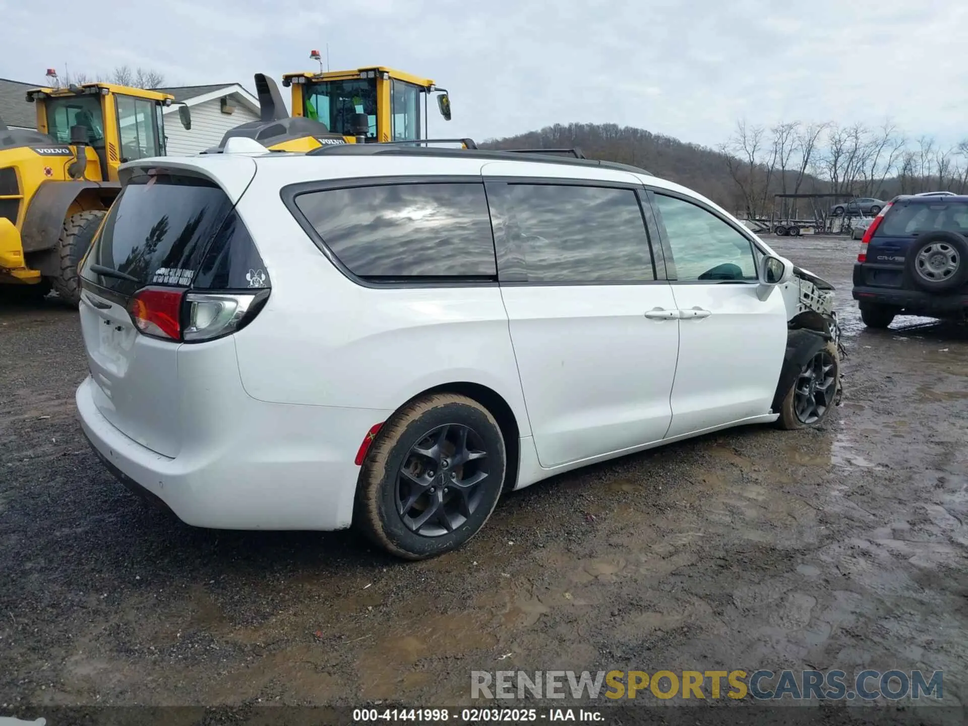 4 Photograph of a damaged car 2C4RC1EG5KR505566 CHRYSLER PACIFICA 2019