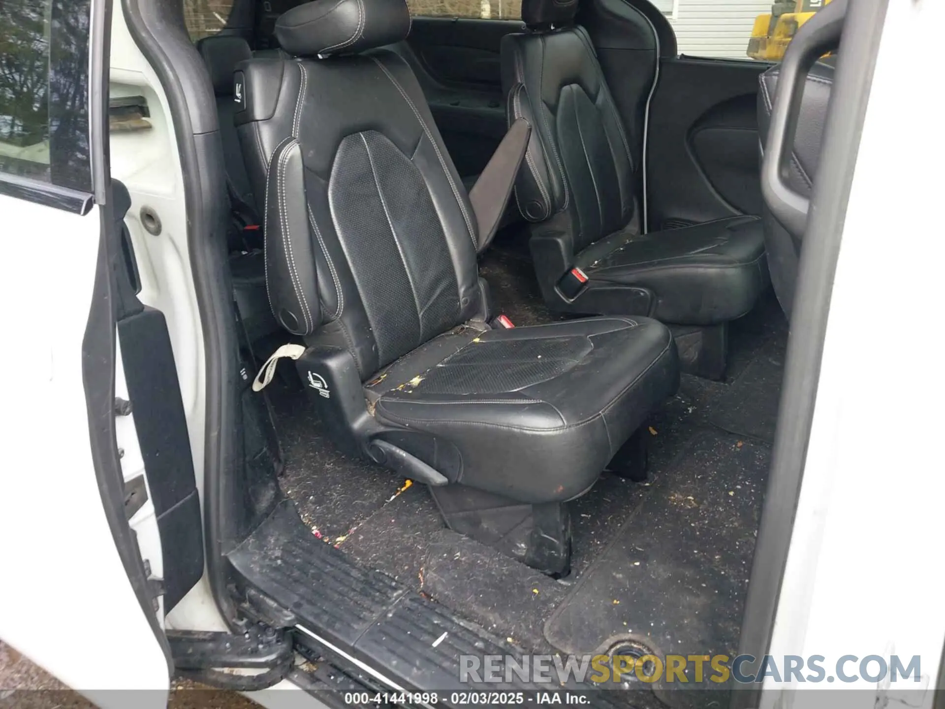 8 Photograph of a damaged car 2C4RC1EG5KR505566 CHRYSLER PACIFICA 2019