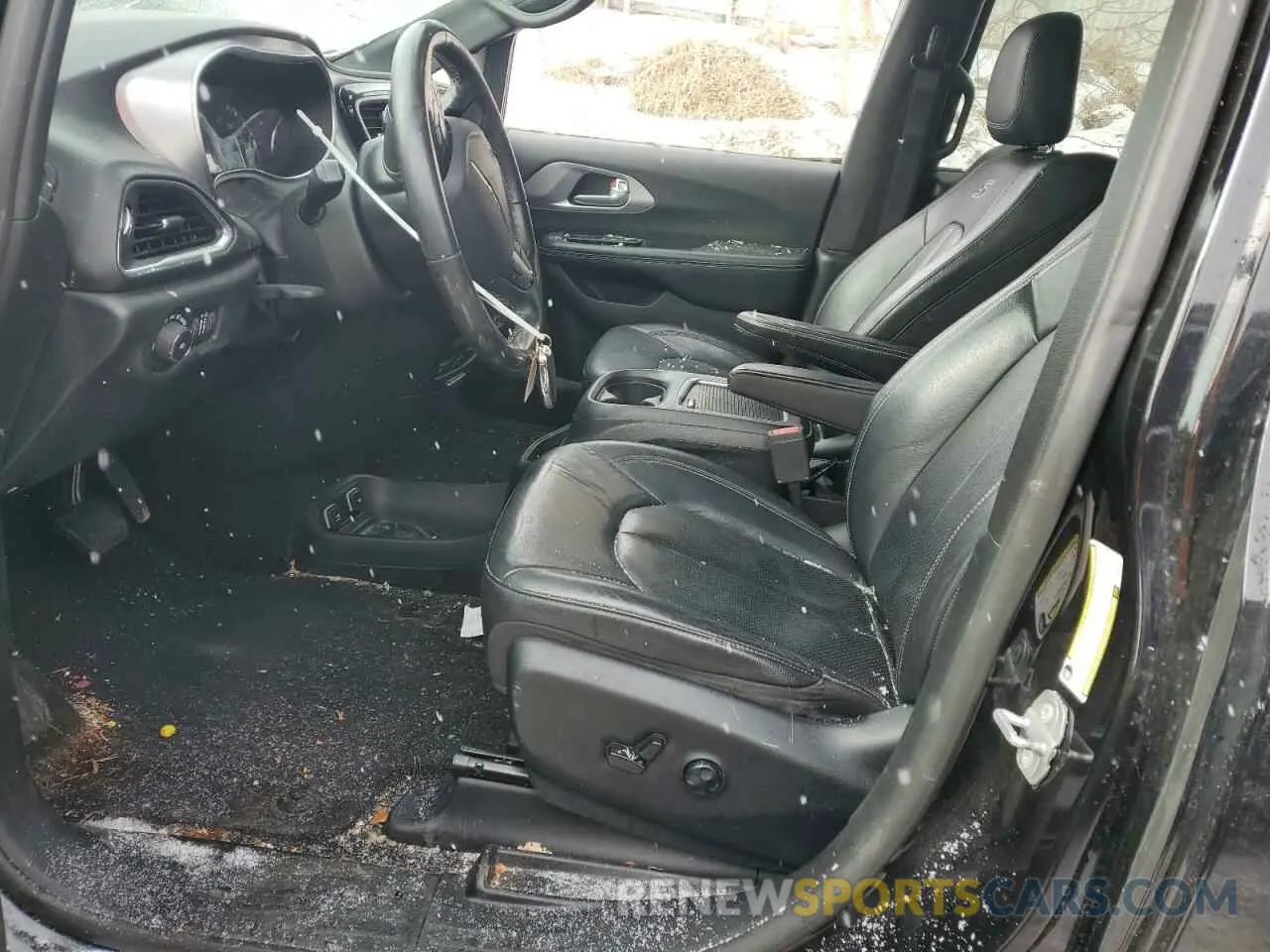 7 Photograph of a damaged car 2C4RC1EG5KR581952 CHRYSLER PACIFICA 2019