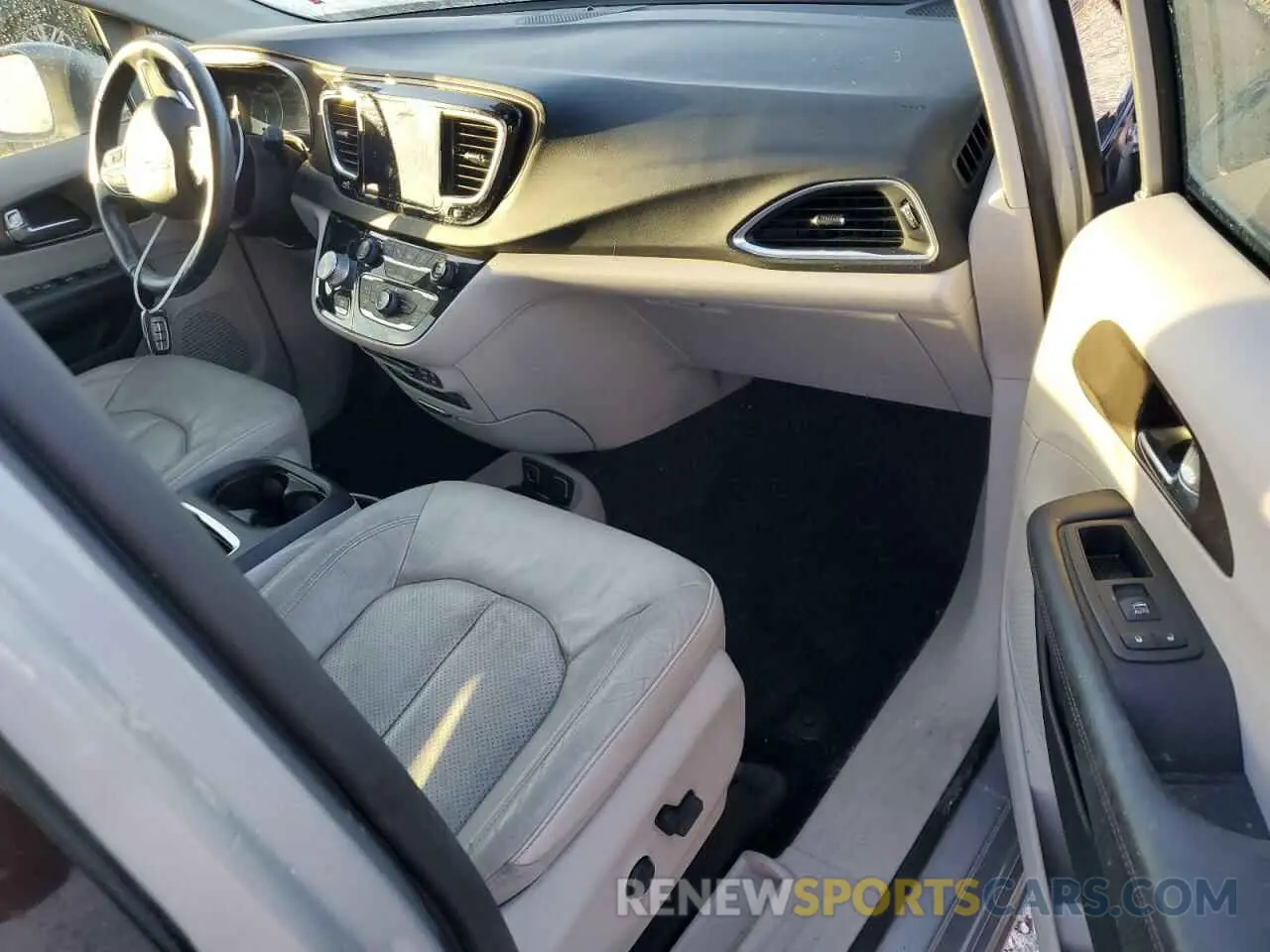 8 Photograph of a damaged car 2C4RC1EG7KR588045 CHRYSLER PACIFICA 2019