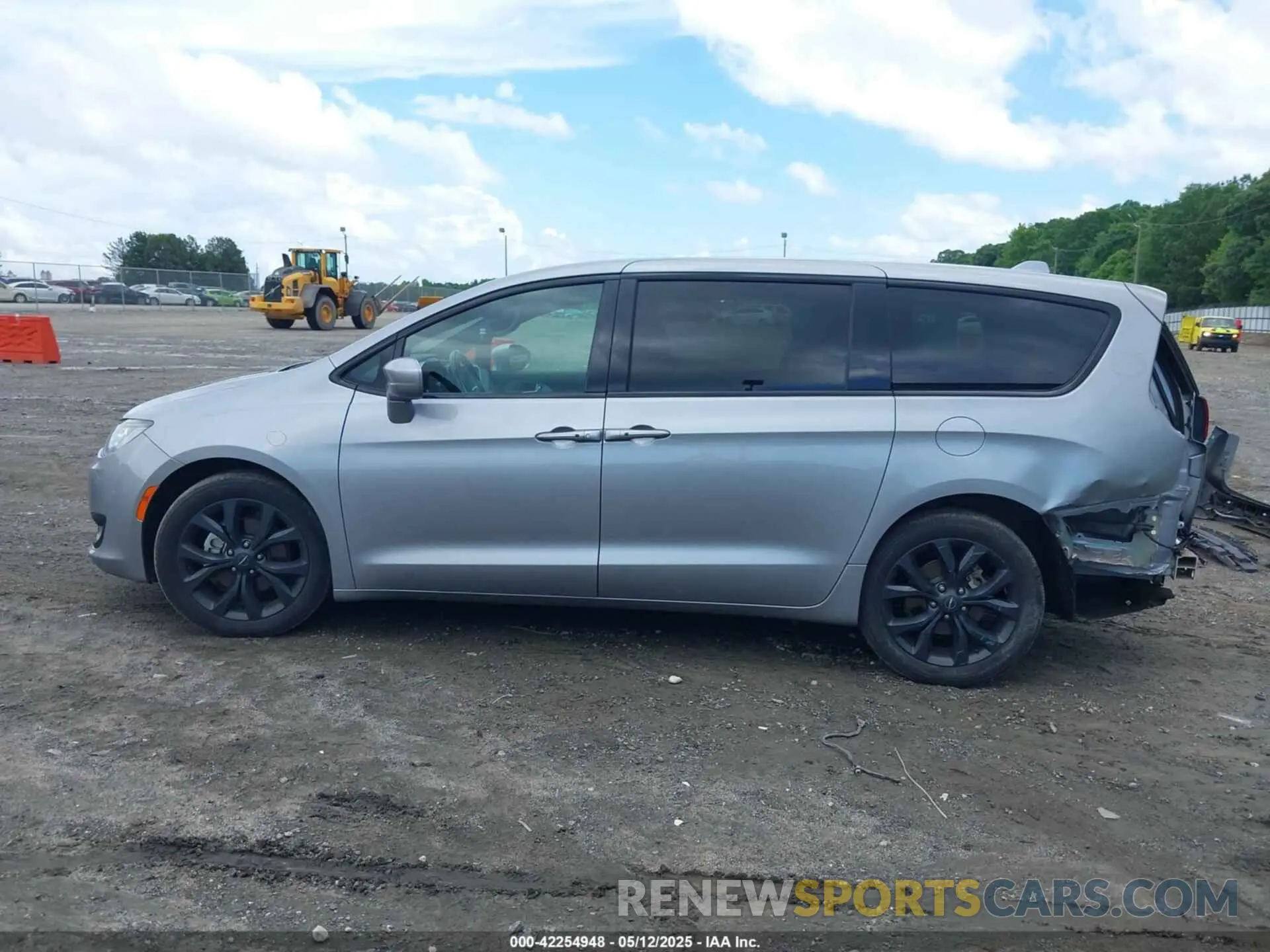 15 Photograph of a damaged car 2C4RC1FG0KR574955 CHRYSLER PACIFICA 2019