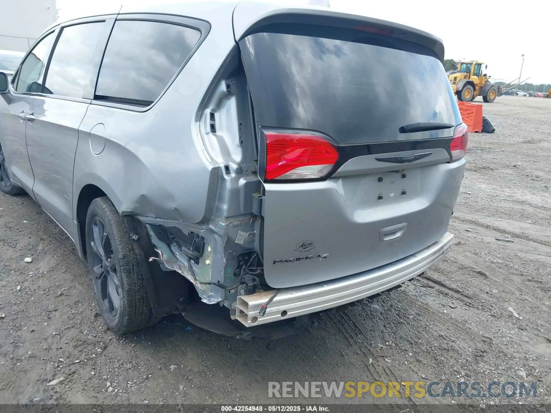 18 Photograph of a damaged car 2C4RC1FG0KR574955 CHRYSLER PACIFICA 2019