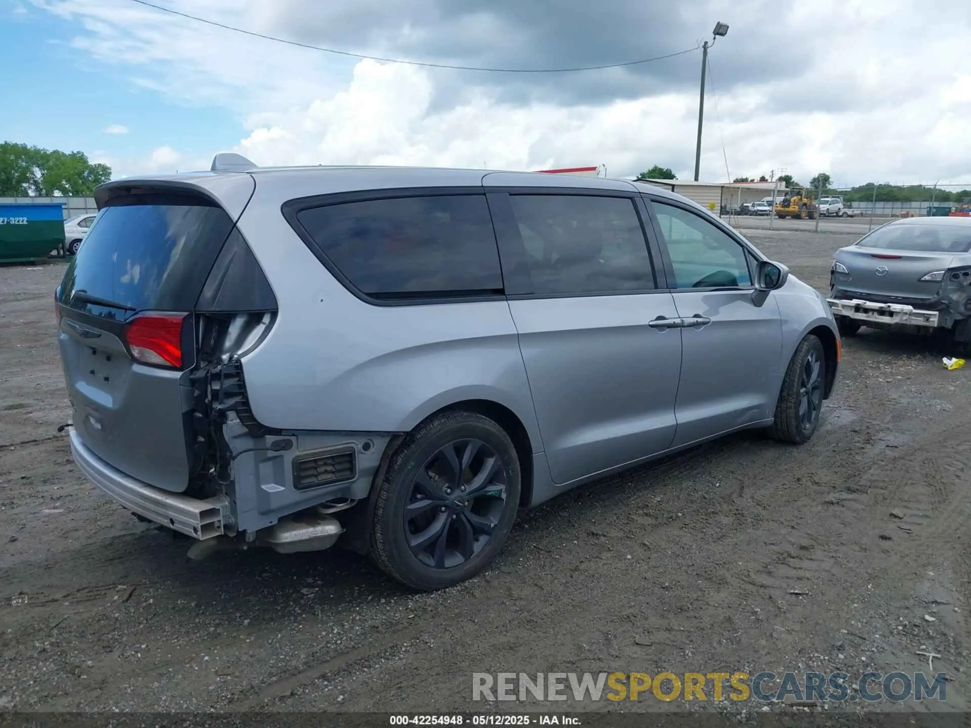4 Photograph of a damaged car 2C4RC1FG0KR574955 CHRYSLER PACIFICA 2019