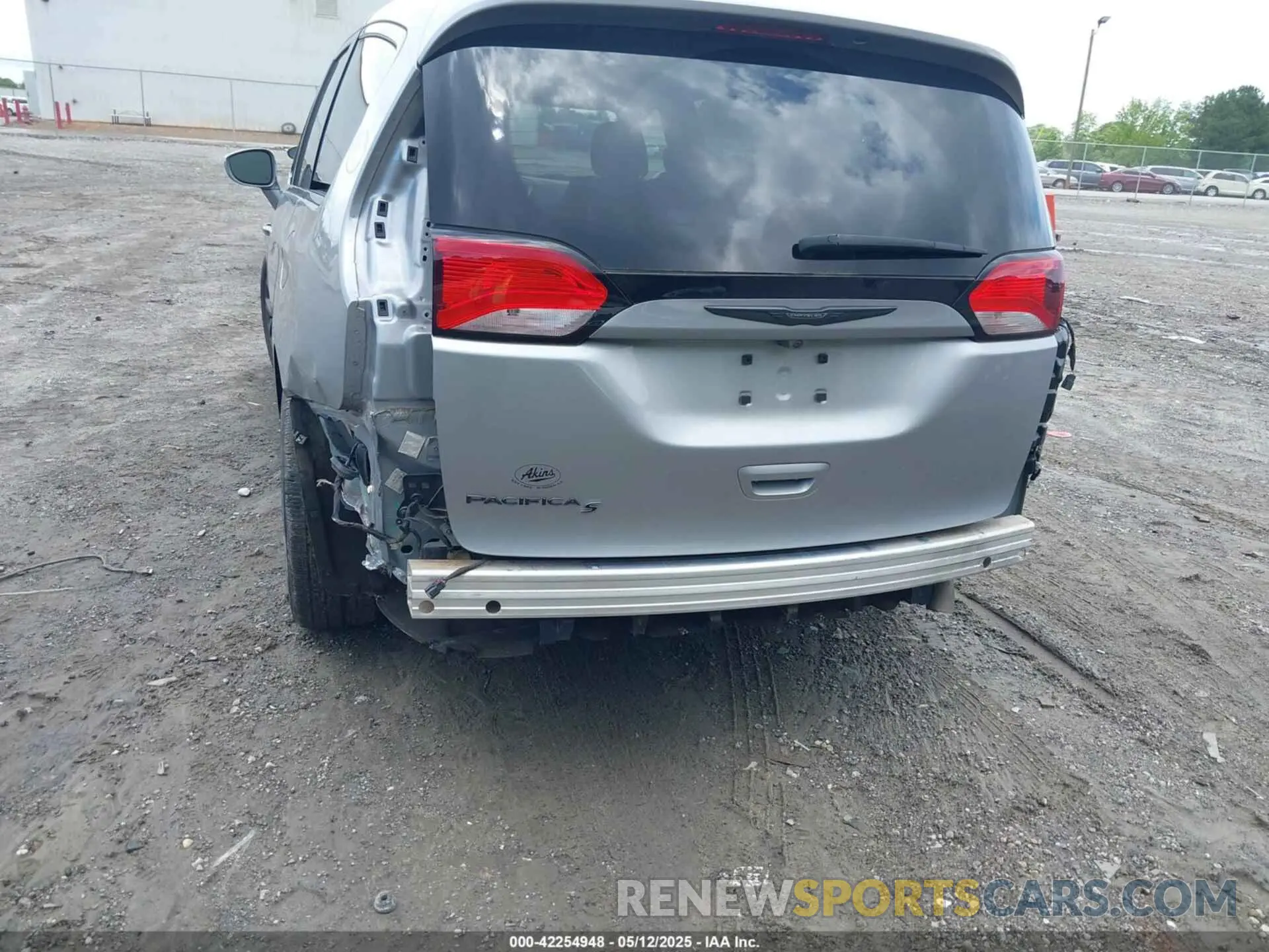 6 Photograph of a damaged car 2C4RC1FG0KR574955 CHRYSLER PACIFICA 2019