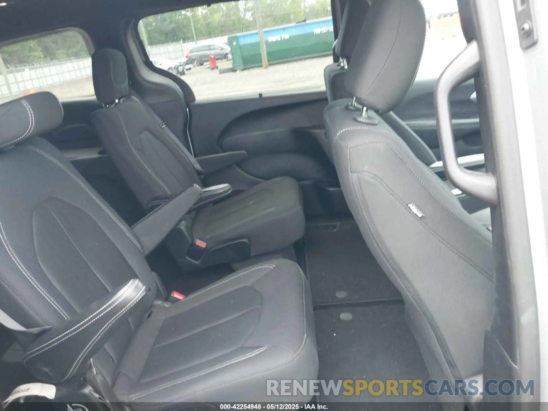 8 Photograph of a damaged car 2C4RC1FG0KR574955 CHRYSLER PACIFICA 2019