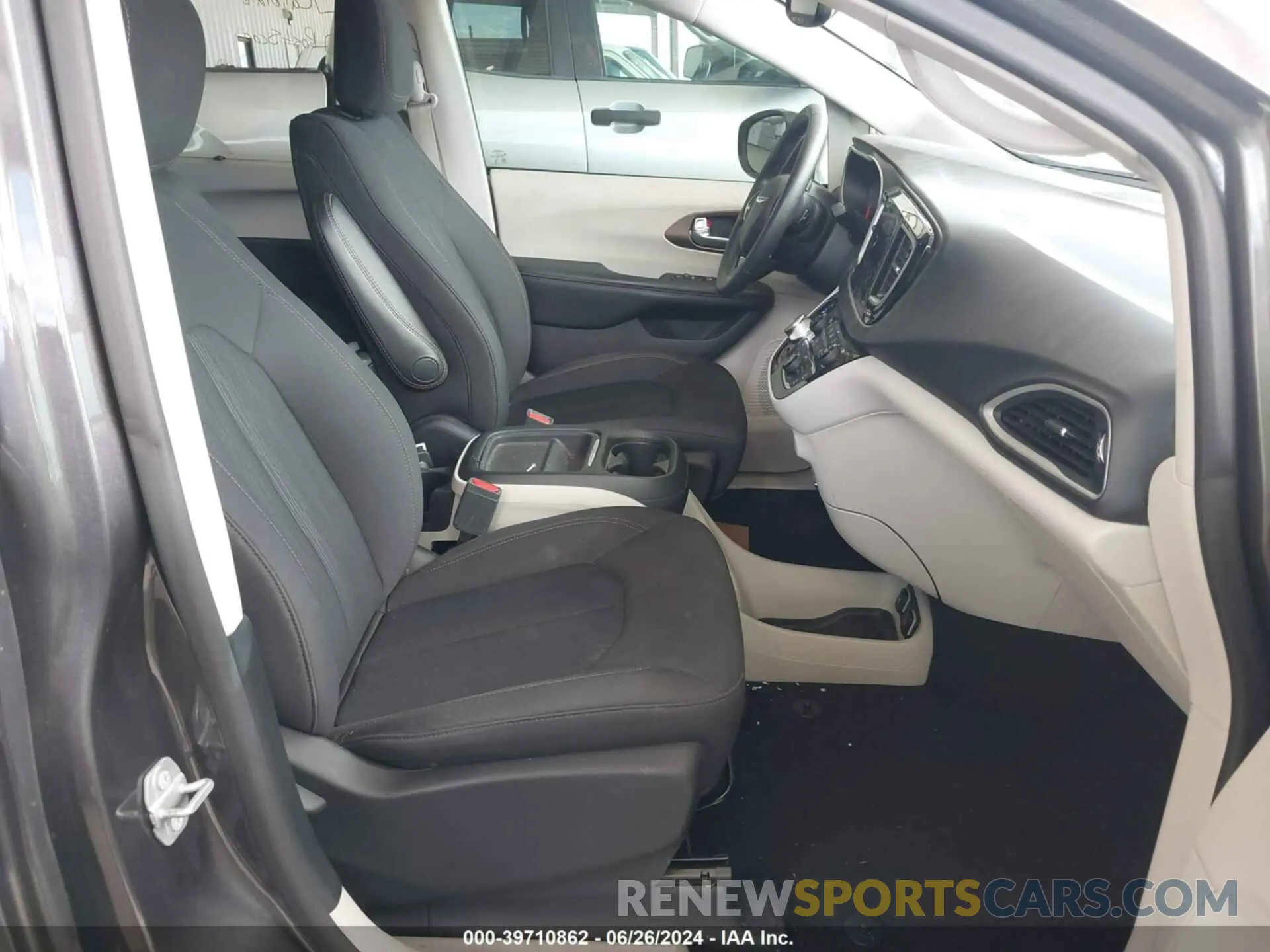 5 Photograph of a damaged car 2C4RC1FG1KR528857 CHRYSLER PACIFICA 2019