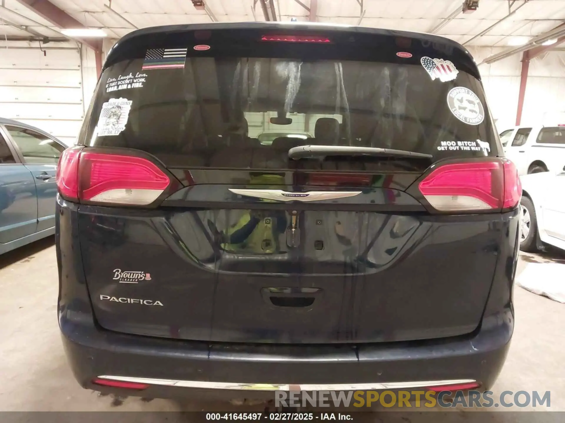 16 Photograph of a damaged car 2C4RC1FG3KR556322 CHRYSLER PACIFICA 2019